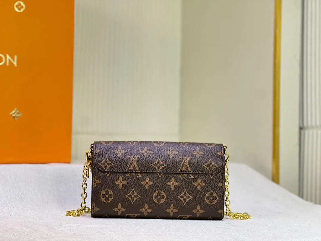 Batch 200💰Large M00991 Presbyopia Chain Bag Series BITSY POUCH Pendant Lipstick Bag Cosmetic Bag 2023 Cruise Early Spring Series launches new Btsy Pouch Pendant, which is a pocket rectangular storage bag with a detachable chain and Metis hook buckle, which can accommodate coins, keys and lipstick. Monogram canvas creates a delicate design, with LV letters and Monogram floral decoration suspended from the chain.