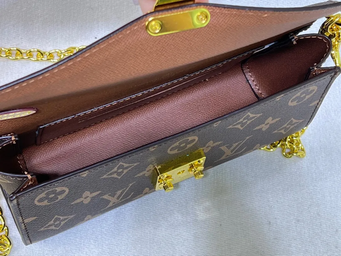 Batch 200💰Large M00991 Presbyopia Chain Bag Series BITSY POUCH Pendant Lipstick Bag Cosmetic Bag 2023 Cruise Early Spring Series launches new Btsy Pouch Pendant, which is a pocket rectangular storage bag with a detachable chain and Metis hook buckle, which can accommodate coins, keys and lipstick. Monogram canvas creates a delicate design, with LV letters and Monogram floral decoration suspended from the chain.