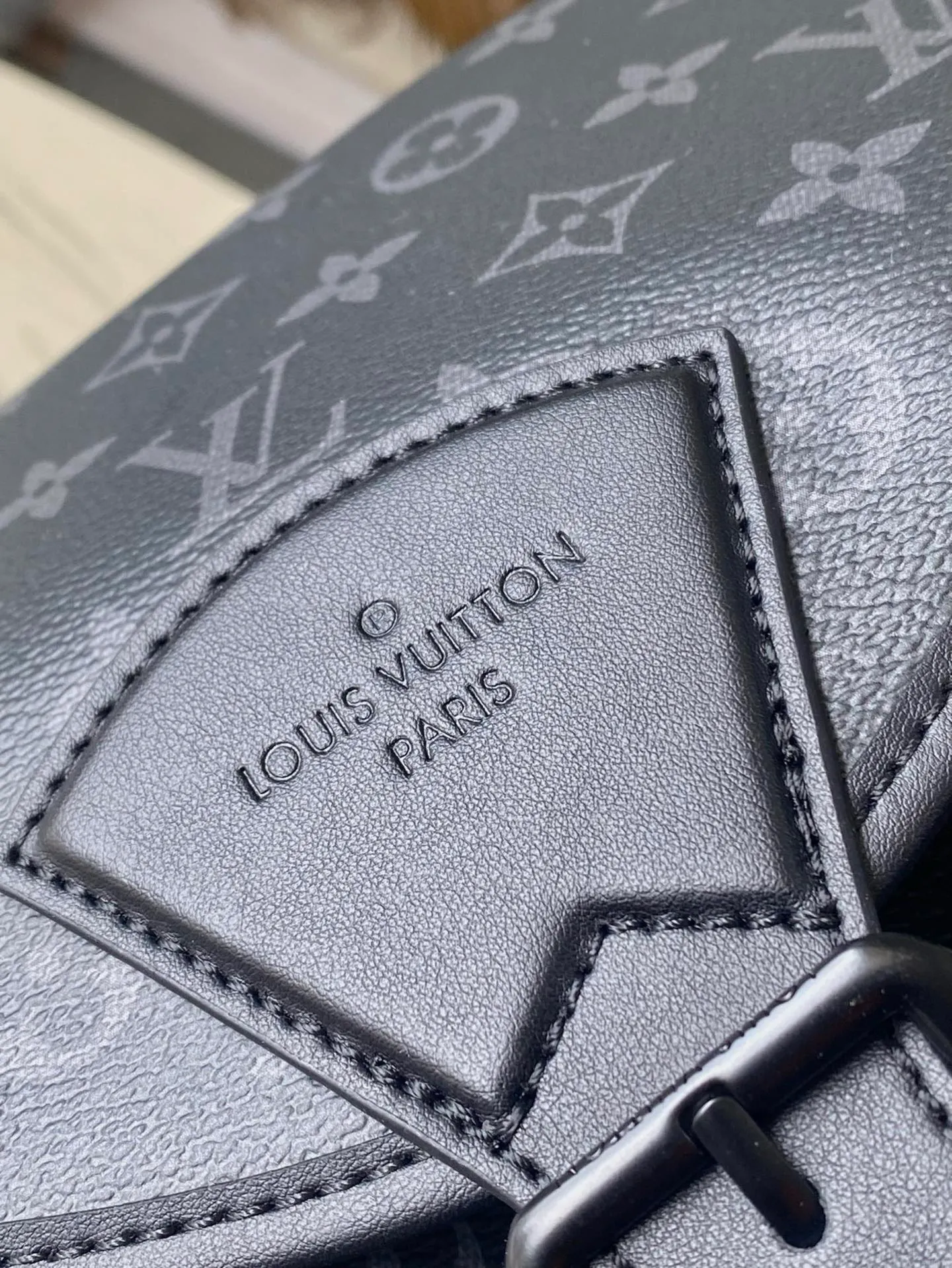 💰1060 Top original order M46683 This Montsouris backpack is made of Monogram Eclipse canvas with cow leather trim. The drawstring and magnetic buckle strap ensure secure storage. The large zippered front pocket makes it easy to take everything you need on the go, and the adjustable shoulder strap provides a comfortable carrying experience. Dimensions: 32 × 40 × 19 cm