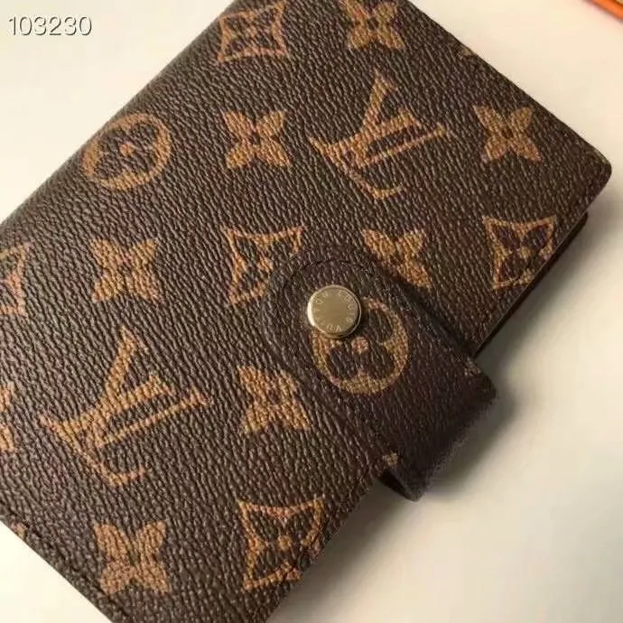P140 Hot item shipped, model number M20005. This small notepad cover is made of Monogram canvas. It can hold three credit cards and can also be used as an address book, notebook or calendar. 10/12 cm (Length x Height) - Epi leather embossed with delicate LV initials and lined with interwoven textured leather - Button closure - Six-ring binder with three rings in sets, six credit card slots and two internal compartments - Notepad insert available separately