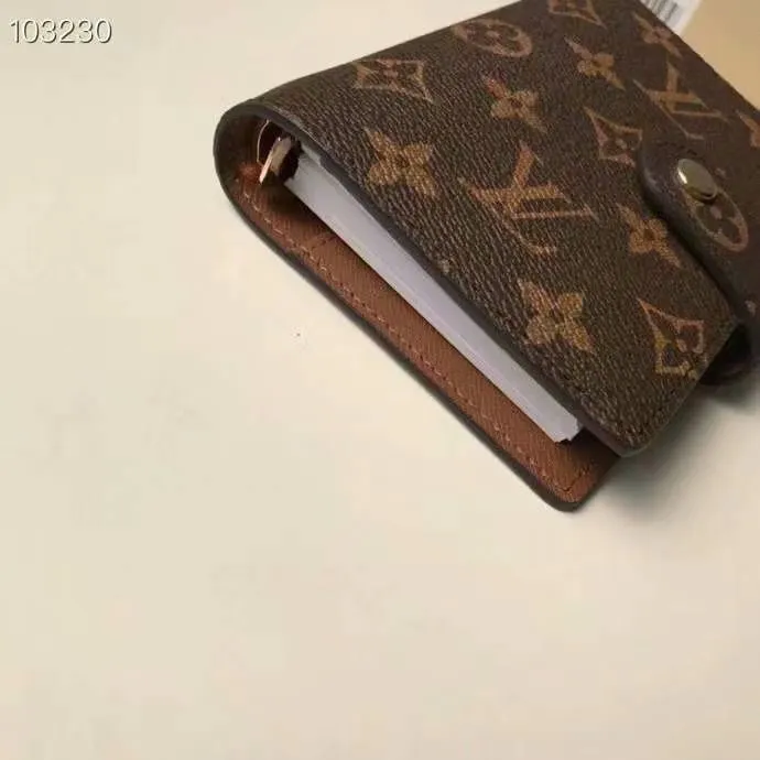 P140 Hot item shipped, model number M20005. This small notepad cover is made of Monogram canvas. It can hold three credit cards and can also be used as an address book, notebook or calendar. 10/12 cm (Length x Height) - Epi leather embossed with delicate LV initials and lined with interwoven textured leather - Button closure - Six-ring binder with three rings in sets, six credit card slots and two internal compartments - Notepad insert available separately