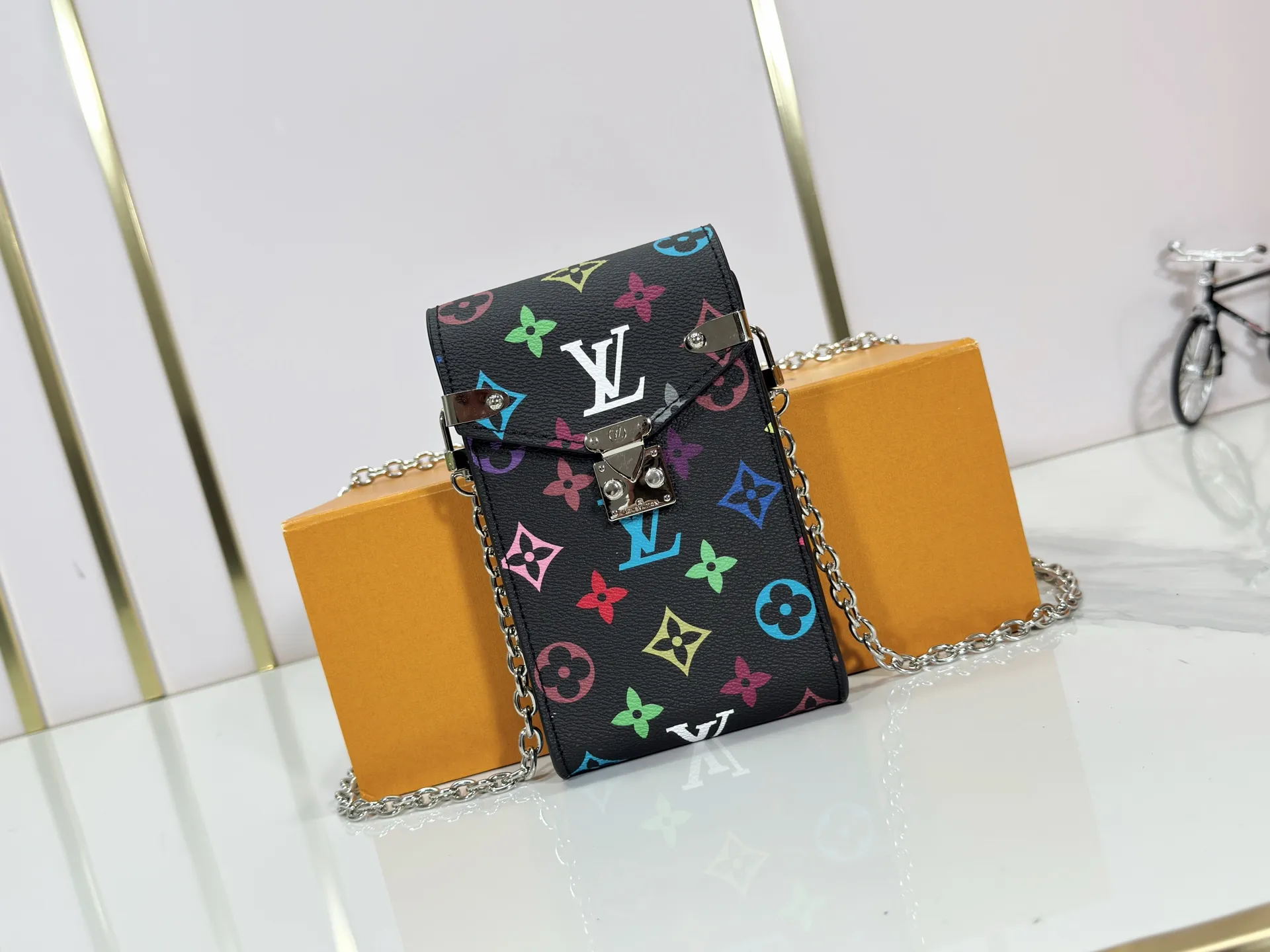 P220 Upgraded original M13572 This Métis mobile phone bag draws inspiration from Louis Vuitton's classic luggage, and is made of a whole piece of Monogram canvas to create an exquisite structure. The S-lock clasp and metal corners speak of the brand's long tradition of boxmaking. Attach the removable chain to instantly be hands-free. Dimensions: 10.4 x 17.5 x 4.0 cm (length x height x width)