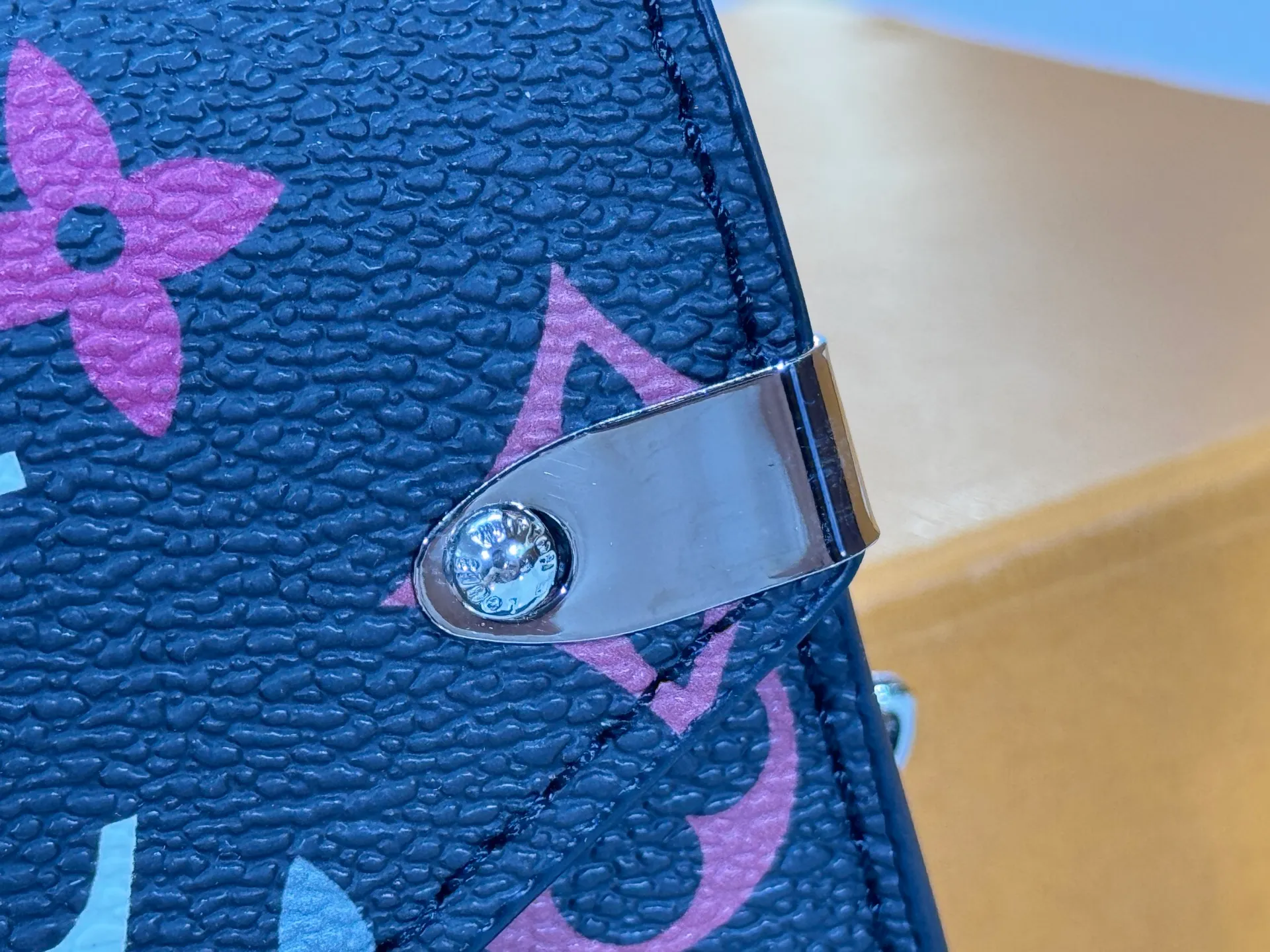 P220 Upgraded original M13572 This Métis mobile phone bag draws inspiration from Louis Vuitton's classic luggage, and is made of a whole piece of Monogram canvas to create an exquisite structure. The S-lock clasp and metal corners speak of the brand's long tradition of boxmaking. Attach the removable chain to instantly be hands-free. Dimensions: 10.4 x 17.5 x 4.0 cm (length x height x width)