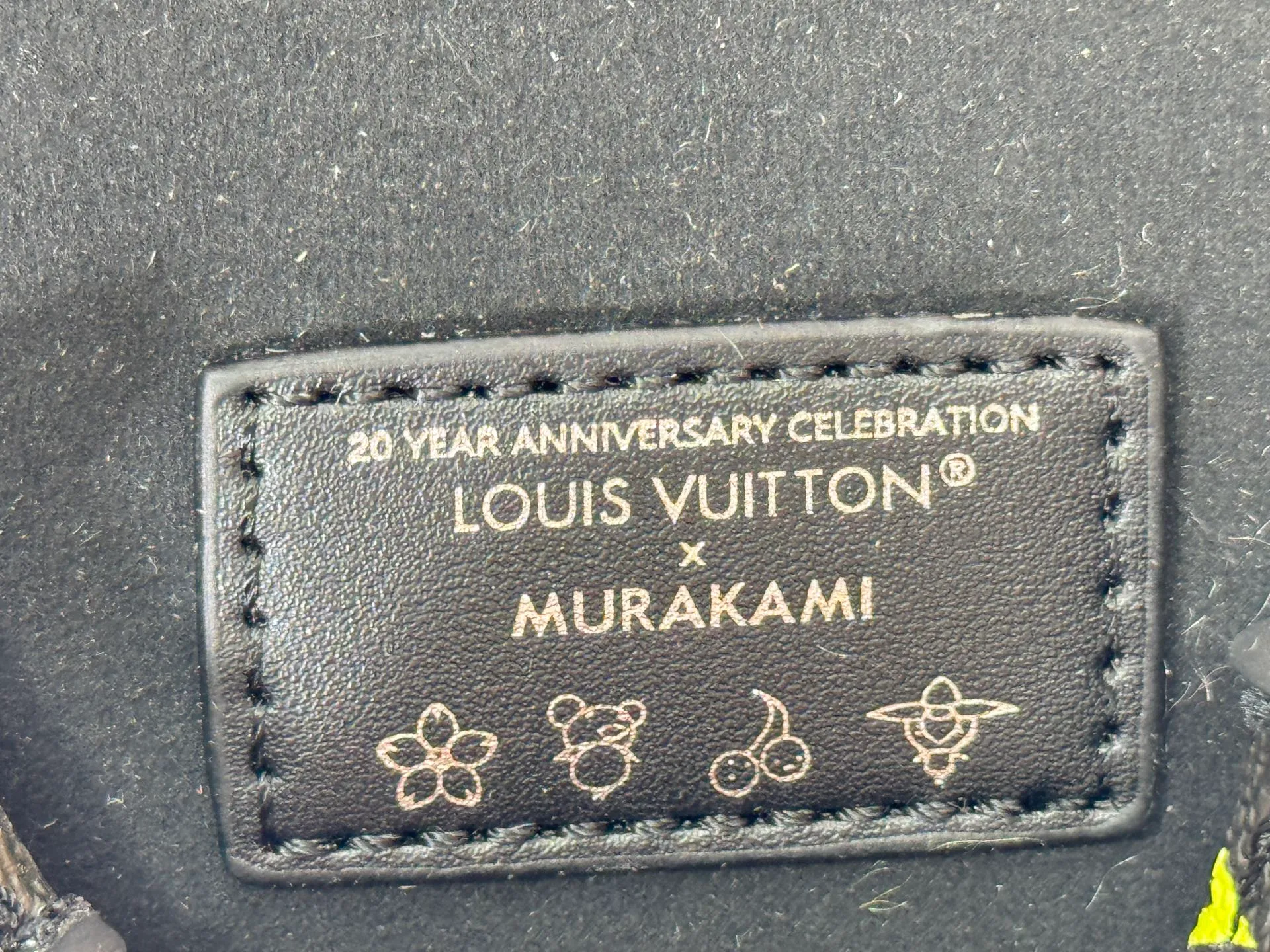 P220 Upgraded original M13572 This Métis mobile phone bag draws inspiration from Louis Vuitton's classic luggage, and is made of a whole piece of Monogram canvas to create an exquisite structure. The S-lock clasp and metal corners speak of the brand's long tradition of boxmaking. Attach the removable chain to instantly be hands-free. Dimensions: 10.4 x 17.5 x 4.0 cm (length x height x width)