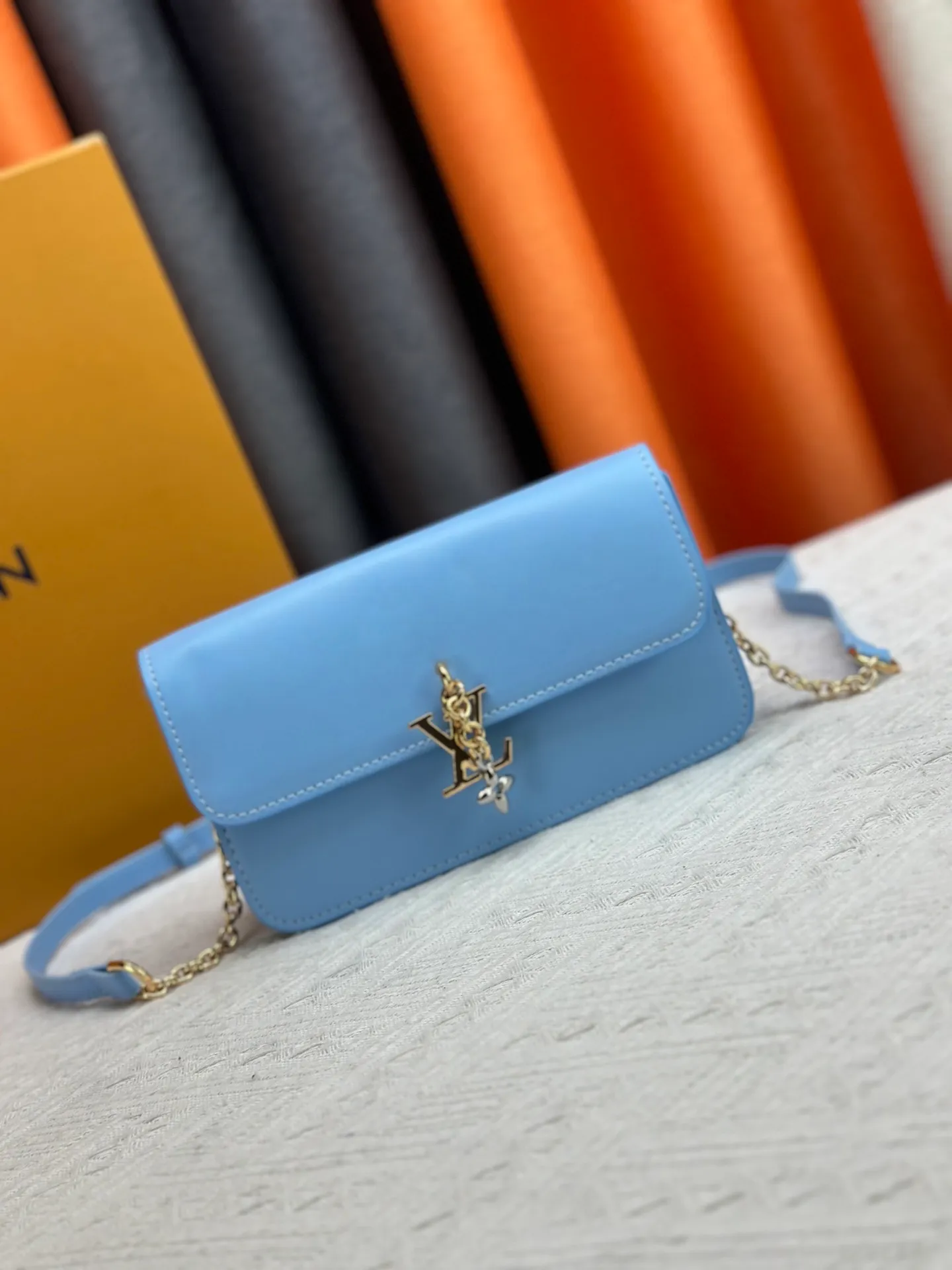 P240 Style number: M14564 This Wallet On Chain handbag is from Louis Vuitton's LV Bloom series. It is cut from cow leather in a fashionable and practical configuration. It's decorated with embellishments inspired by the brand's iconic Monogram pattern. There's plenty of space to store a smartphone, and contrasting metal hardware adds an elegant touch.  11.5 x 4 x 20 cm (height x width x length)