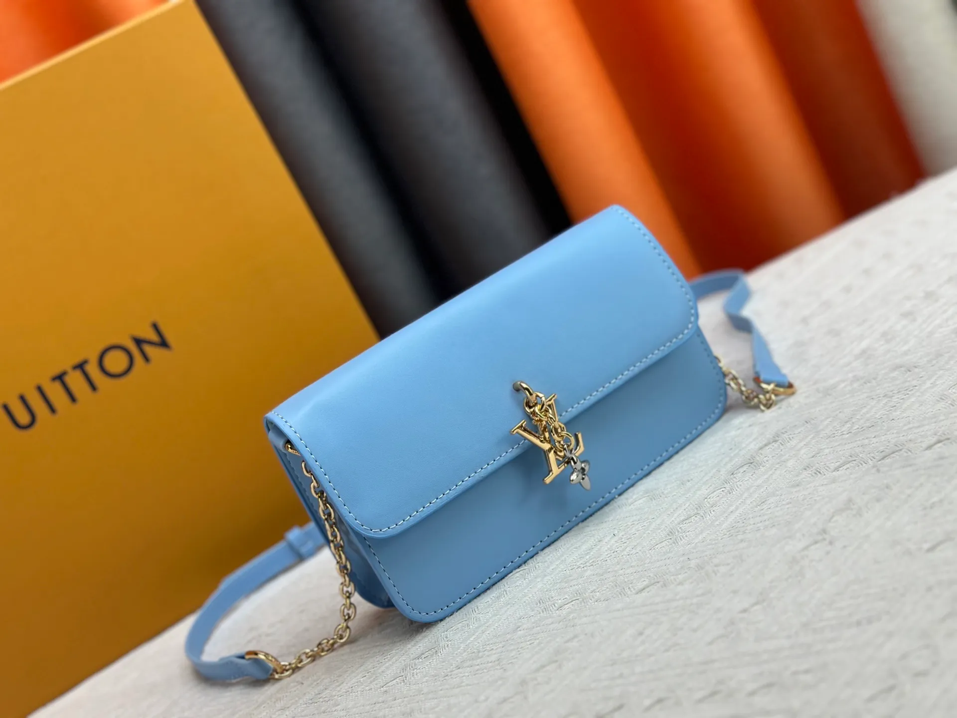 P240 Style number: M14564 This Wallet On Chain handbag is from Louis Vuitton's LV Bloom series. It is cut from cow leather in a fashionable and practical configuration. It's decorated with embellishments inspired by the brand's iconic Monogram pattern. There's plenty of space to store a smartphone, and contrasting metal hardware adds an elegant touch.  11.5 x 4 x 20 cm (height x width x length)