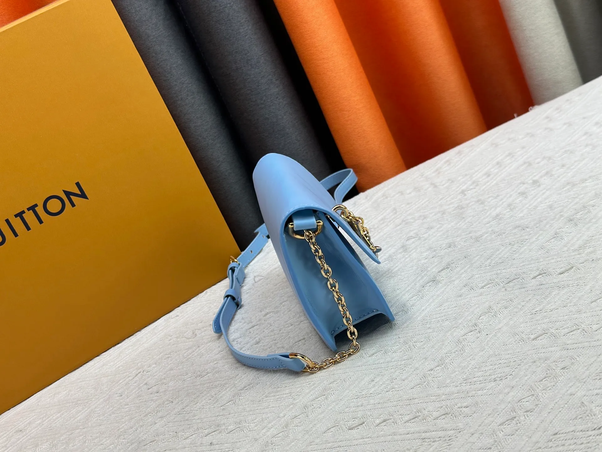 P240 Style number: M14564 This Wallet On Chain handbag is from Louis Vuitton's LV Bloom series. It is cut from cow leather in a fashionable and practical configuration. It's decorated with embellishments inspired by the brand's iconic Monogram pattern. There's plenty of space to store a smartphone, and contrasting metal hardware adds an elegant touch.  11.5 x 4 x 20 cm (height x width x length)