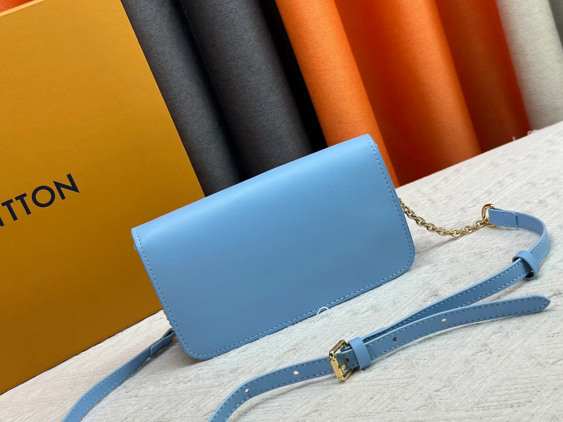 P240 Style number: M14564 This Wallet On Chain handbag is from Louis Vuitton's LV Bloom series. It is cut from cow leather in a fashionable and practical configuration. It's decorated with embellishments inspired by the brand's iconic Monogram pattern. There's plenty of space to store a smartphone, and contrasting metal hardware adds an elegant touch.  11.5 x 4 x 20 cm (height x width x length)