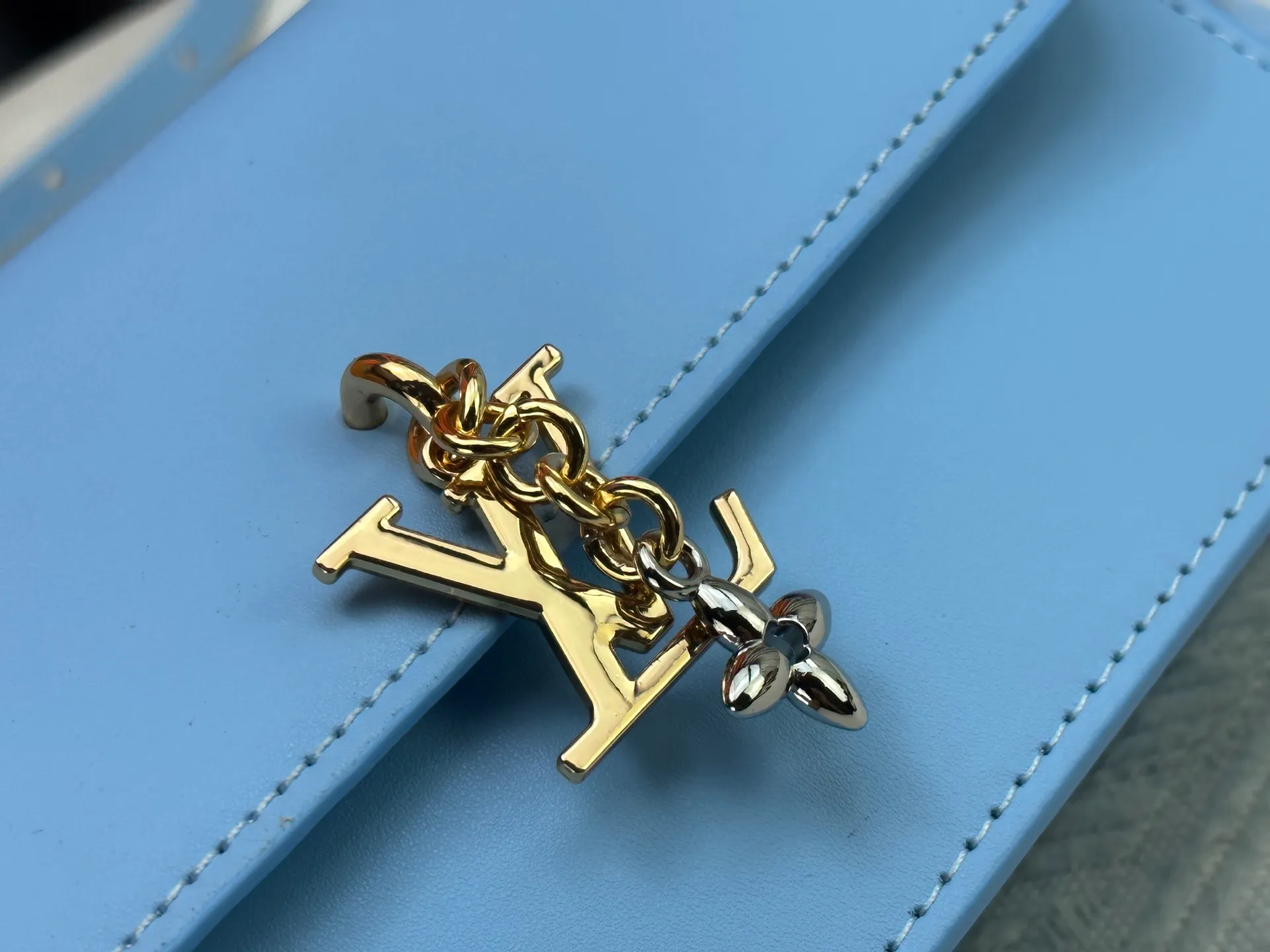 P240 Style number: M14564 This Wallet On Chain handbag is from Louis Vuitton's LV Bloom series. It is cut from cow leather in a fashionable and practical configuration. It's decorated with embellishments inspired by the brand's iconic Monogram pattern. There's plenty of space to store a smartphone, and contrasting metal hardware adds an elegant touch.  11.5 x 4 x 20 cm (height x width x length)