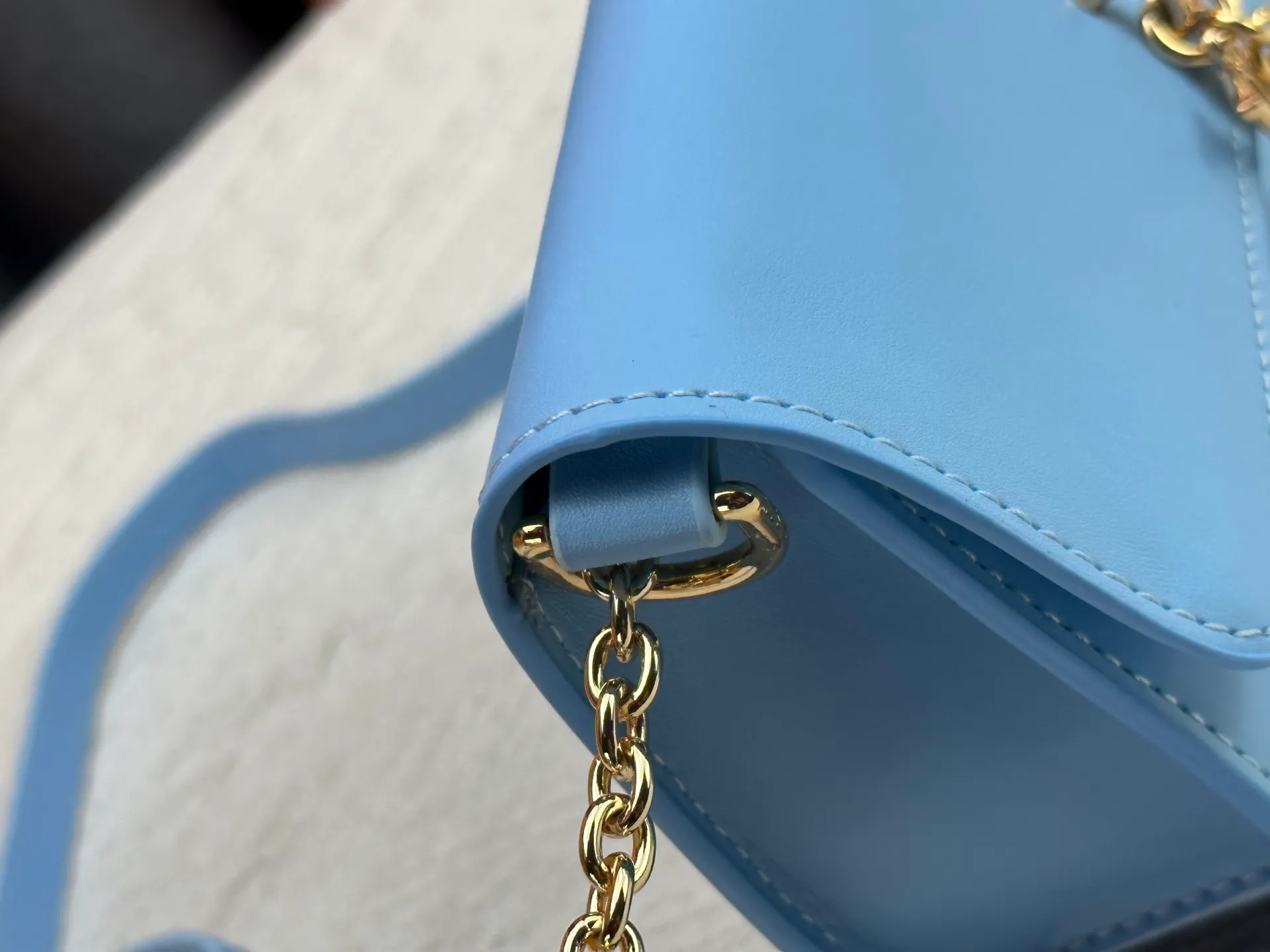 P240 Style number: M14564 This Wallet On Chain handbag is from Louis Vuitton's LV Bloom series. It is cut from cow leather in a fashionable and practical configuration. It's decorated with embellishments inspired by the brand's iconic Monogram pattern. There's plenty of space to store a smartphone, and contrasting metal hardware adds an elegant touch.  11.5 x 4 x 20 cm (height x width x length)