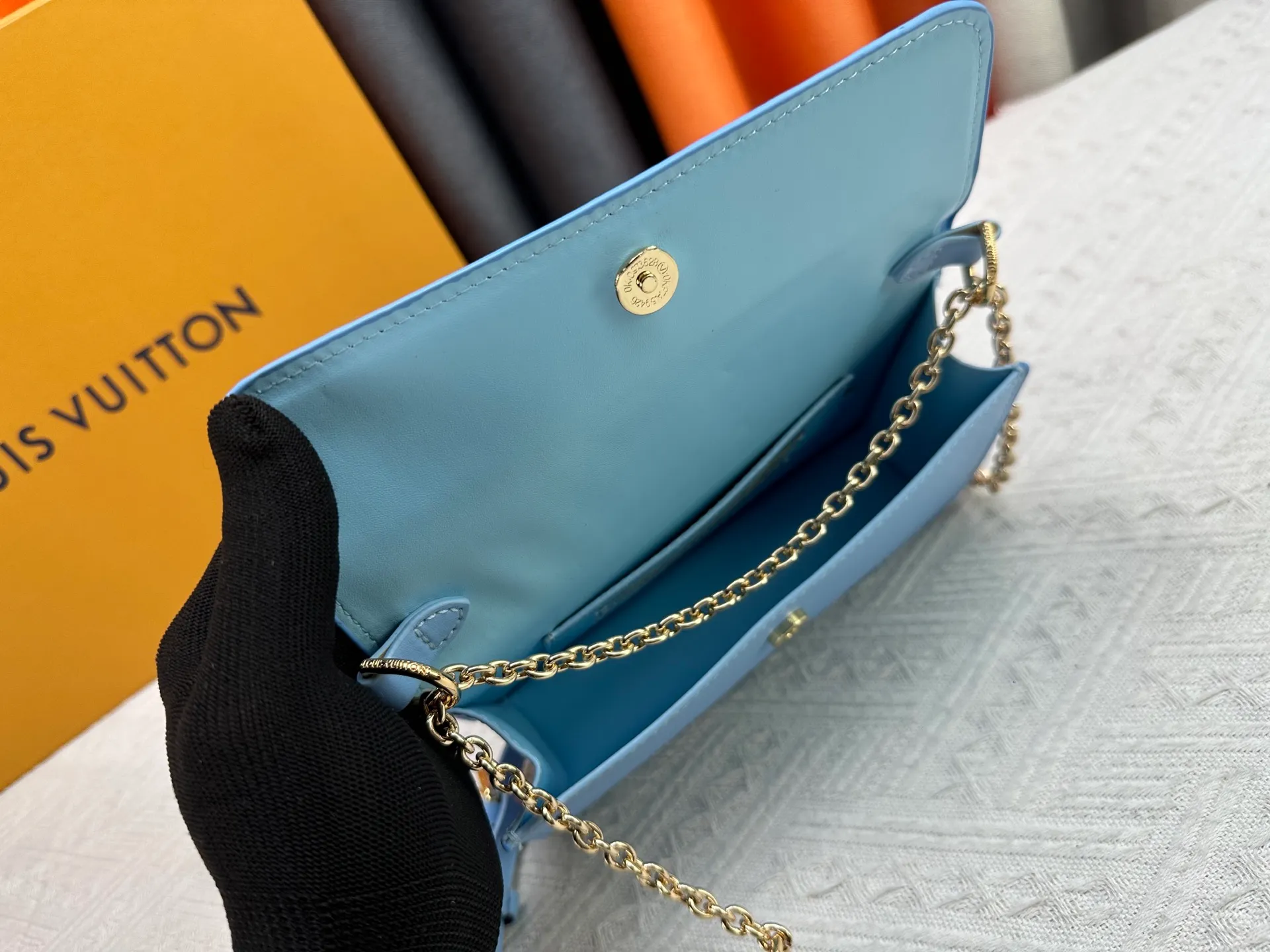 P240 Style number: M14564 This Wallet On Chain handbag is from Louis Vuitton's LV Bloom series. It is cut from cow leather in a fashionable and practical configuration. It's decorated with embellishments inspired by the brand's iconic Monogram pattern. There's plenty of space to store a smartphone, and contrasting metal hardware adds an elegant touch.  11.5 x 4 x 20 cm (height x width x length)