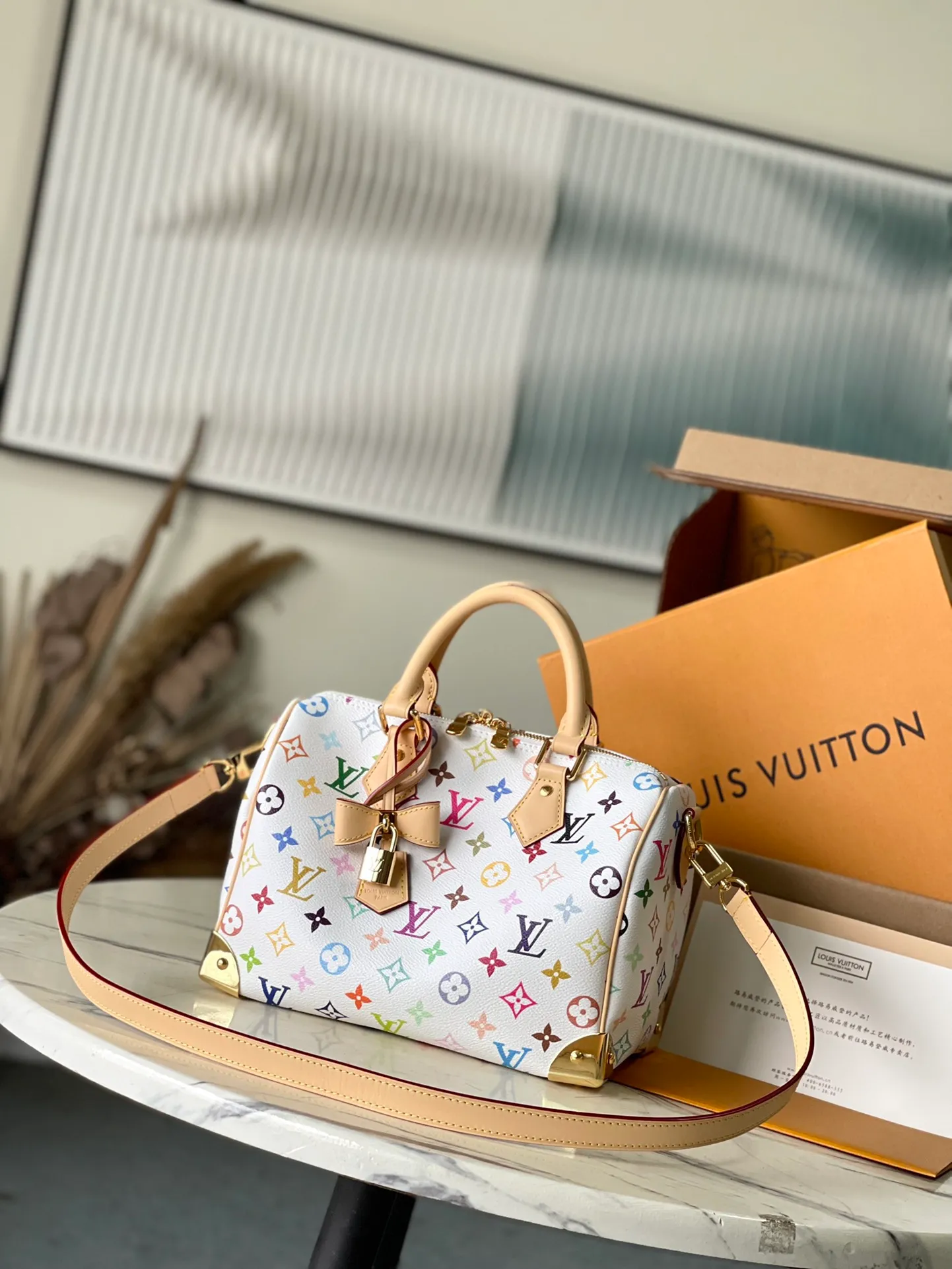 💰1140 Top original order M13085 This Speedy Bandouliere25 handbag uses the classic Monogram pattern to render the bright colors of Japanese artist Takashi Murakami. Together with the bow-shaped key bag, it highlights the smart style of the Louis Vuitton × Murakami collaboration series. The Toron handle and detachable and adjustable shoulder strap are fashioned from calf leather, and the dazzling padlock and corners are a reference to the brand's luggage elements. Dimensions: 25 × 19 × 15 cm