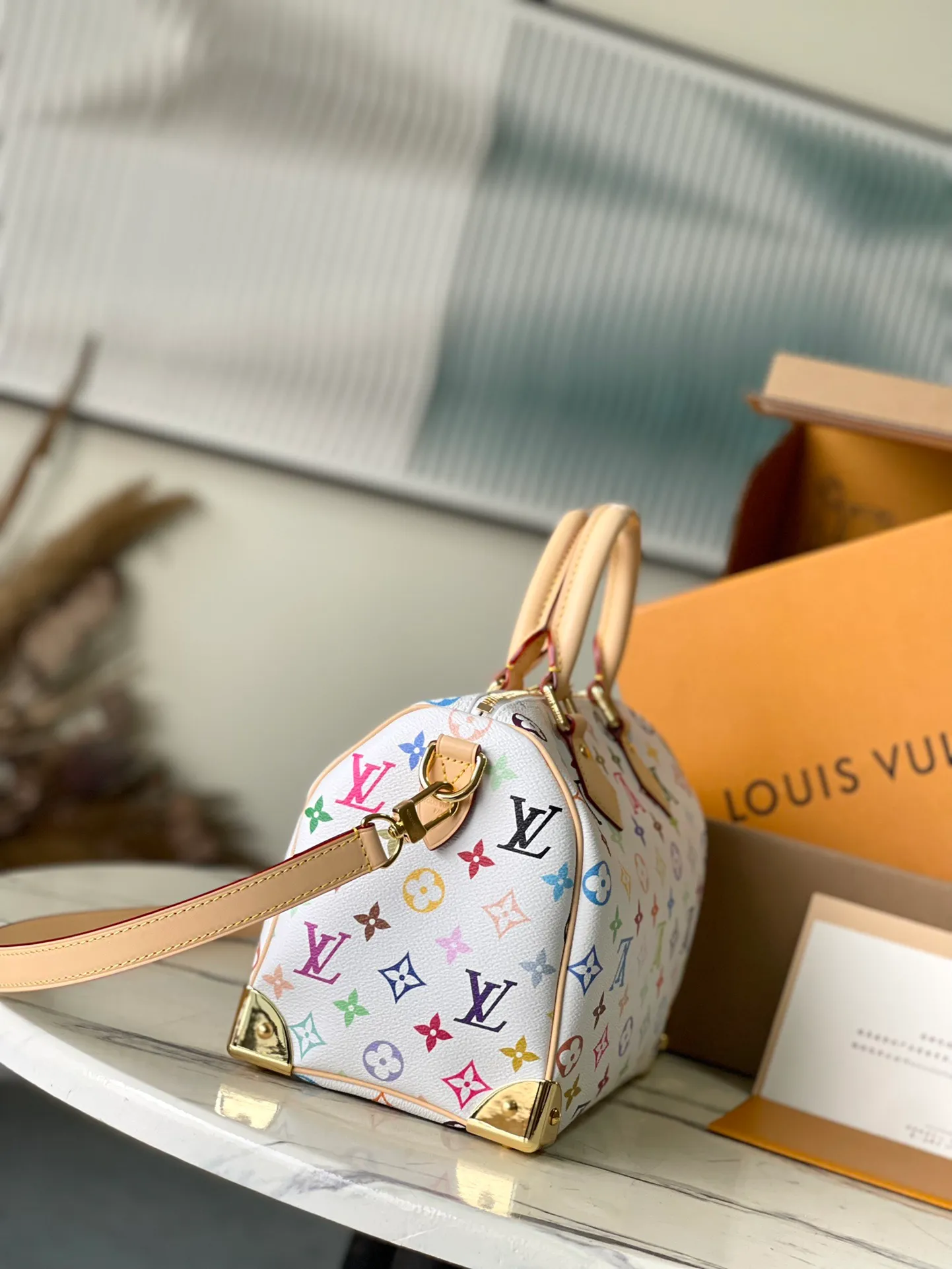 💰1140 Top original order M13085 This Speedy Bandouliere25 handbag uses the classic Monogram pattern to render the bright colors of Japanese artist Takashi Murakami. Together with the bow-shaped key bag, it highlights the smart style of the Louis Vuitton × Murakami collaboration series. The Toron handle and detachable and adjustable shoulder strap are fashioned from calf leather, and the dazzling padlock and corners are a reference to the brand's luggage elements. Dimensions: 25 × 19 × 15 cm