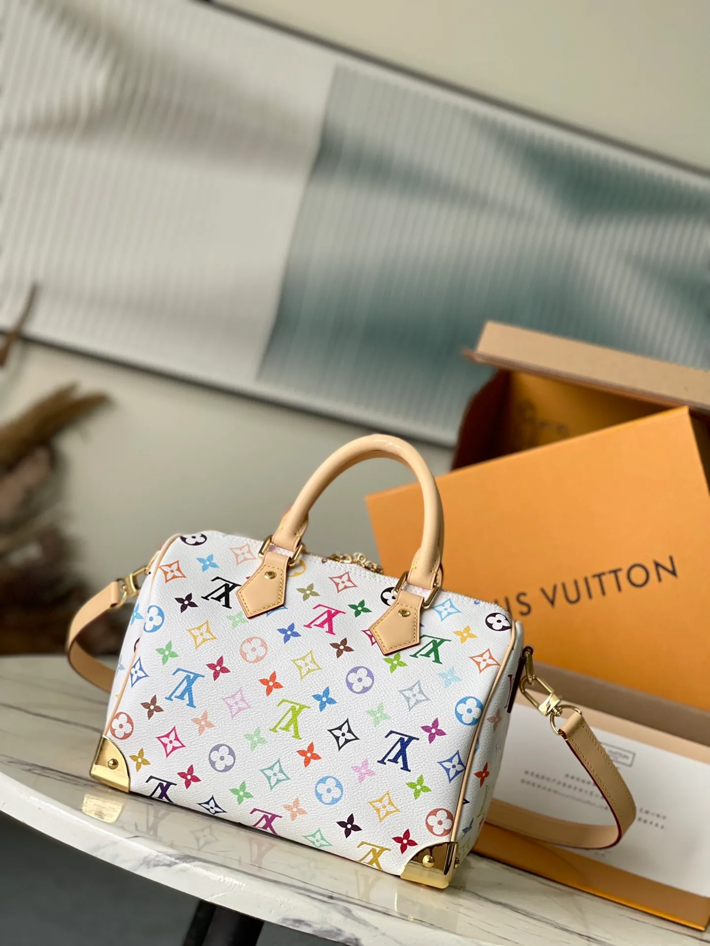 💰1140 Top original order M13085 This Speedy Bandouliere25 handbag uses the classic Monogram pattern to render the bright colors of Japanese artist Takashi Murakami. Together with the bow-shaped key bag, it highlights the smart style of the Louis Vuitton × Murakami collaboration series. The Toron handle and detachable and adjustable shoulder strap are fashioned from calf leather, and the dazzling padlock and corners are a reference to the brand's luggage elements. Dimensions: 25 × 19 × 15 cm