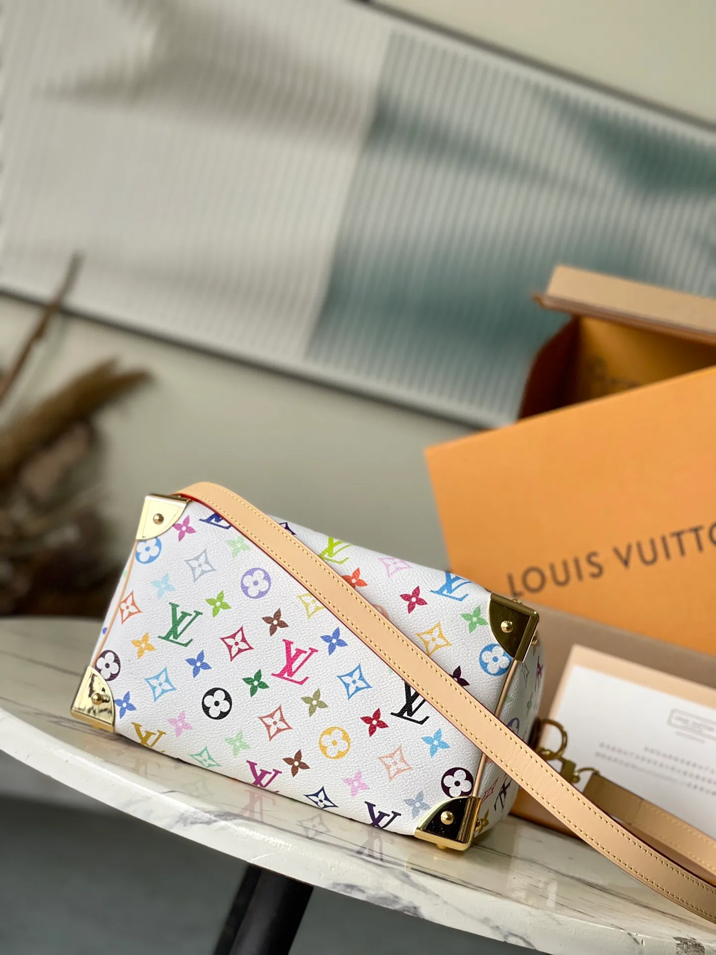 💰1140 Top original order M13085 This Speedy Bandouliere25 handbag uses the classic Monogram pattern to render the bright colors of Japanese artist Takashi Murakami. Together with the bow-shaped key bag, it highlights the smart style of the Louis Vuitton × Murakami collaboration series. The Toron handle and detachable and adjustable shoulder strap are fashioned from calf leather, and the dazzling padlock and corners are a reference to the brand's luggage elements. Dimensions: 25 × 19 × 15 cm