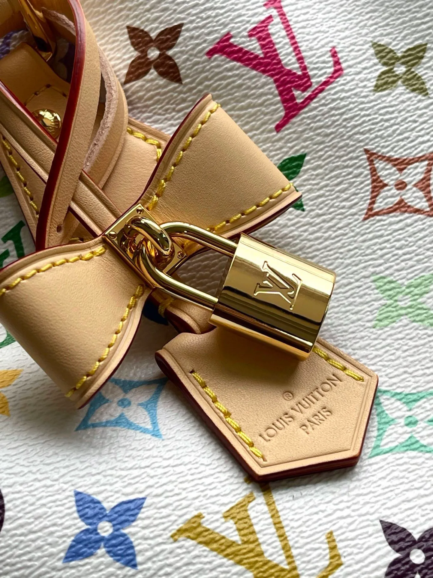 💰1140 Top original order M13085 This Speedy Bandouliere25 handbag uses the classic Monogram pattern to render the bright colors of Japanese artist Takashi Murakami. Together with the bow-shaped key bag, it highlights the smart style of the Louis Vuitton × Murakami collaboration series. The Toron handle and detachable and adjustable shoulder strap are fashioned from calf leather, and the dazzling padlock and corners are a reference to the brand's luggage elements. Dimensions: 25 × 19 × 15 cm