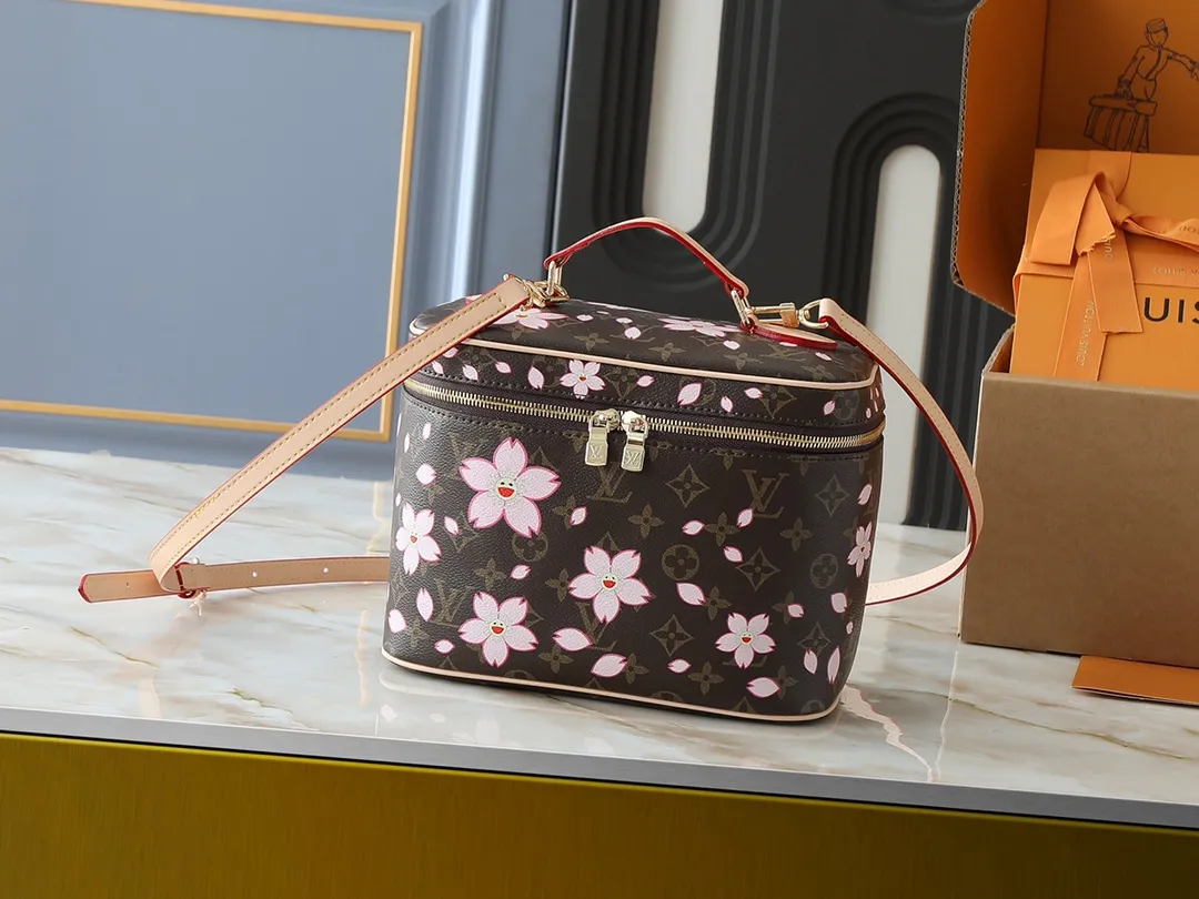 💰260💰Upgraded from the original M42265 M14181 M44495 M44936 M42263 This Nice cosmetic bag is made of Monogram coated canvas. The box-shaped outline is condensed with rounded strokes. The Cherry Blossom pattern releases the joyful atmosphere of the Louis Vuitton size：24x17x14cm