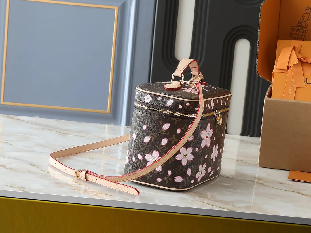 💰260💰Upgraded from the original M42265 M14181 M44495 M44936 M42263 This Nice cosmetic bag is made of Monogram coated canvas. The box-shaped outline is condensed with rounded strokes. The Cherry Blossom pattern releases the joyful atmosphere of the Louis Vuitton size：24x17x14cm