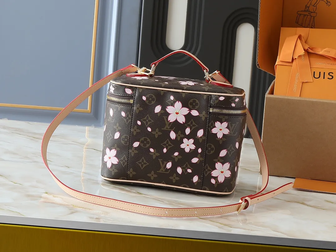 💰260💰Upgraded from the original M42265 M14181 M44495 M44936 M42263 This Nice cosmetic bag is made of Monogram coated canvas. The box-shaped outline is condensed with rounded strokes. The Cherry Blossom pattern releases the joyful atmosphere of the Louis Vuitton size：24x17x14cm