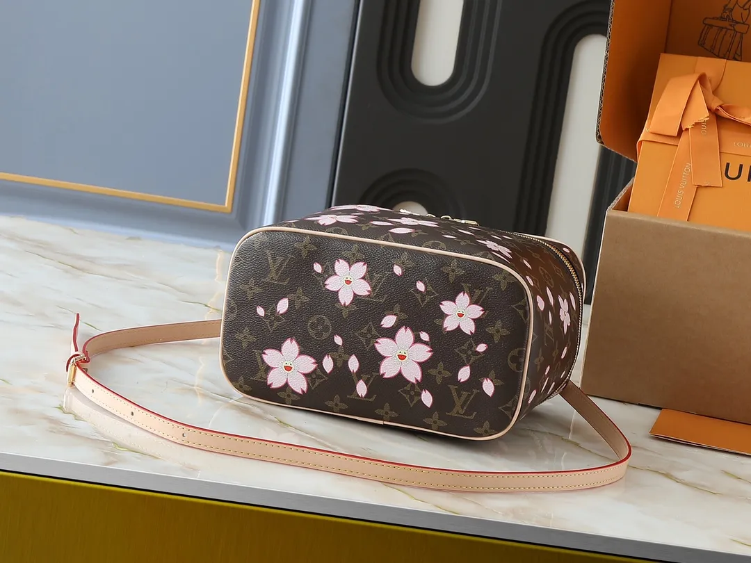 💰260💰Upgraded from the original M42265 M14181 M44495 M44936 M42263 This Nice cosmetic bag is made of Monogram coated canvas. The box-shaped outline is condensed with rounded strokes. The Cherry Blossom pattern releases the joyful atmosphere of the Louis Vuitton size：24x17x14cm