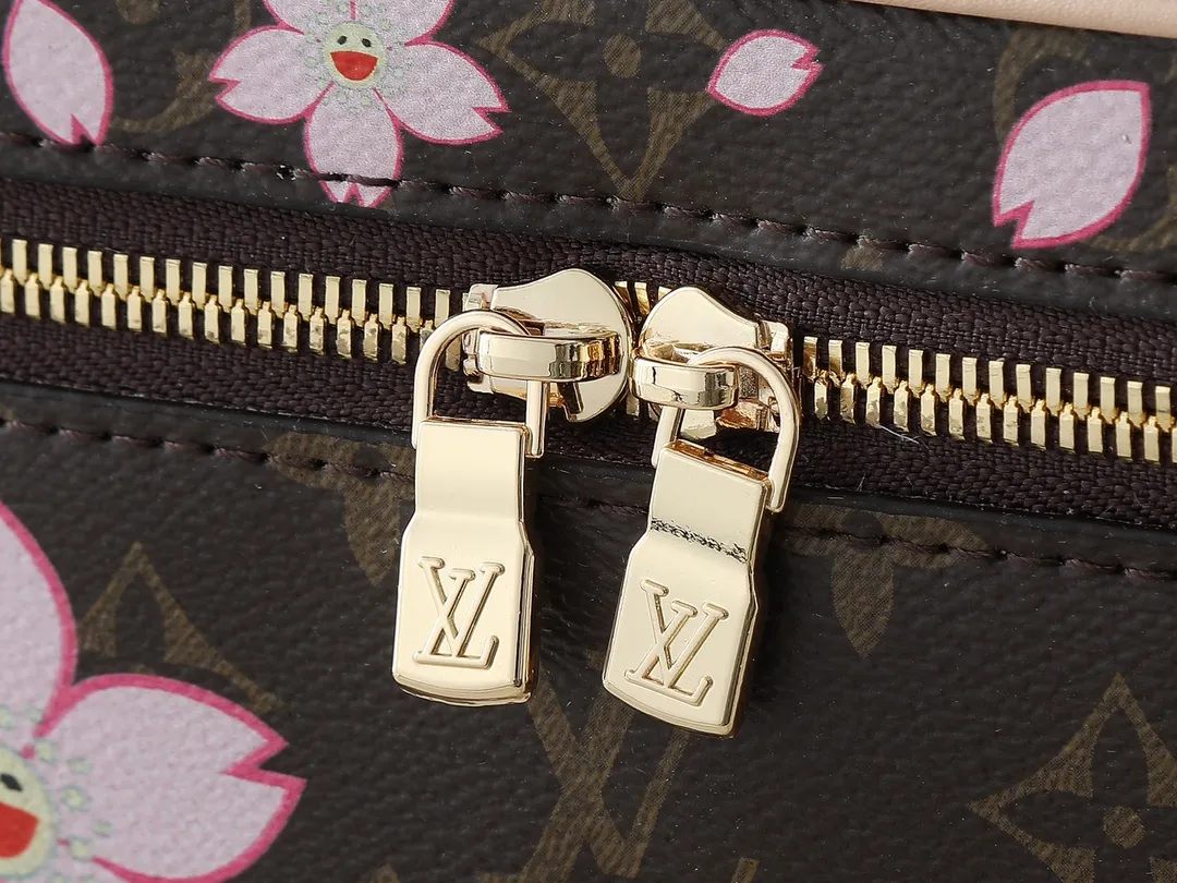 💰260💰Upgraded from the original M42265 M14181 M44495 M44936 M42263 This Nice cosmetic bag is made of Monogram coated canvas. The box-shaped outline is condensed with rounded strokes. The Cherry Blossom pattern releases the joyful atmosphere of the Louis Vuitton size：24x17x14cm