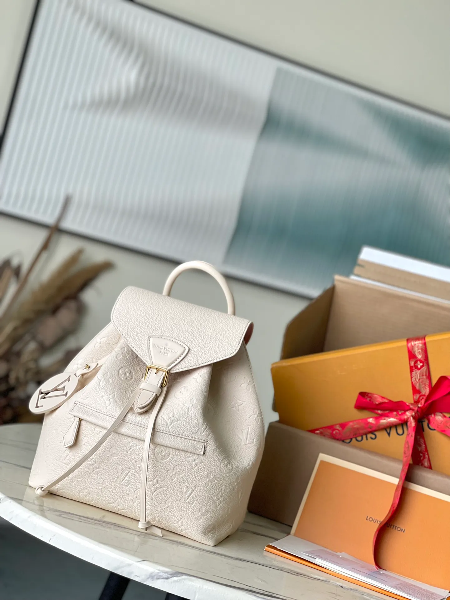 💰1140 (top layer leather) top original order M45397 white. Support counter inspection. Photos taken of duty-free goods are consistent with the product without unpacking. This product is an exclusive duty-free product in the market and is the highest-end product. Inspection is supported. This product has passed strict inspection and is flawless. Please wear gloves when touching the product. This product is not returnable or exchangeable. Please confirm the product first and then remove the label on the handle. This product is temporarily not open to the public, only regular customers, and is in short supply. Dimensions: 27.5 x 33 x 14 cm