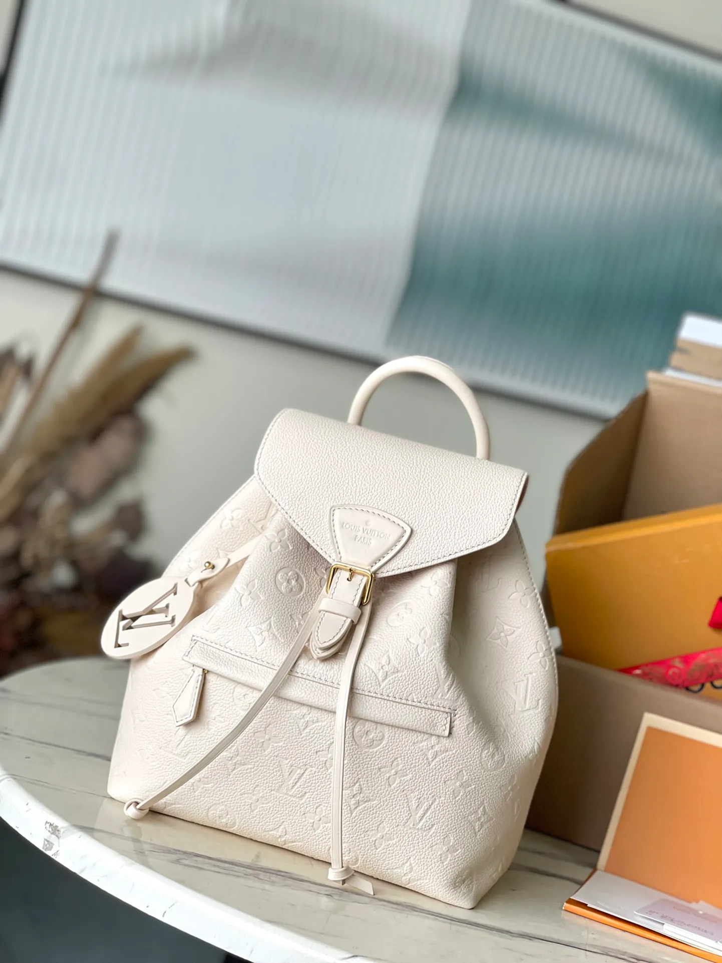💰1140 (top layer leather) top original order M45397 white. Support counter inspection. Photos taken of duty-free goods are consistent with the product without unpacking. This product is an exclusive duty-free product in the market and is the highest-end product. Inspection is supported. This product has passed strict inspection and is flawless. Please wear gloves when touching the product. This product is not returnable or exchangeable. Please confirm the product first and then remove the label on the handle. This product is temporarily not open to the public, only regular customers, and is in short supply. Dimensions: 27.5 x 33 x 14 cm