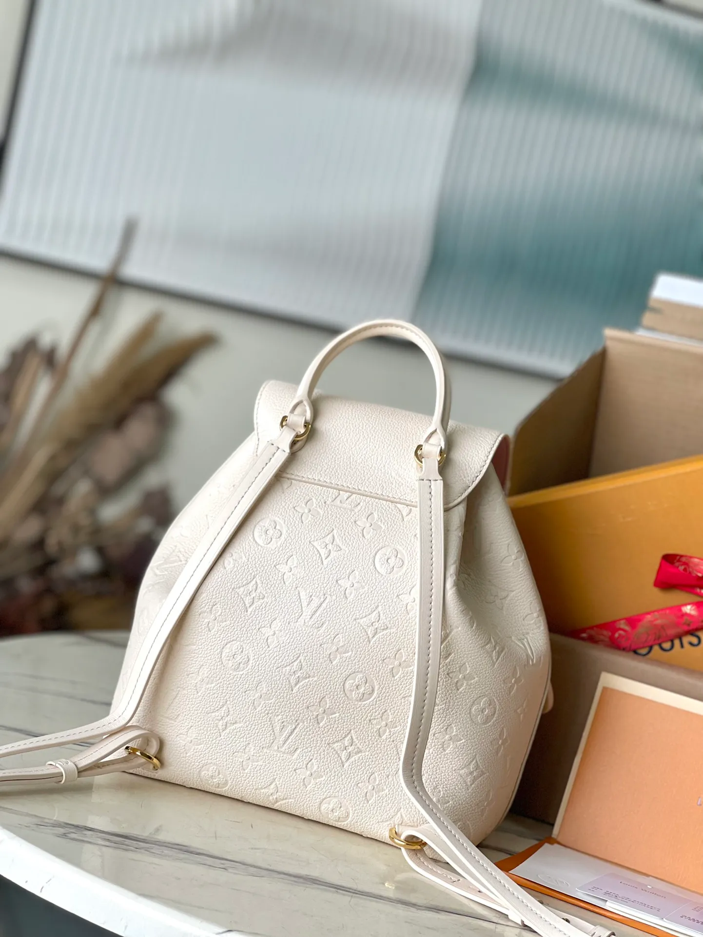 💰1140 (top layer leather) top original order M45397 white. Support counter inspection. Photos taken of duty-free goods are consistent with the product without unpacking. This product is an exclusive duty-free product in the market and is the highest-end product. Inspection is supported. This product has passed strict inspection and is flawless. Please wear gloves when touching the product. This product is not returnable or exchangeable. Please confirm the product first and then remove the label on the handle. This product is temporarily not open to the public, only regular customers, and is in short supply. Dimensions: 27.5 x 33 x 14 cm
