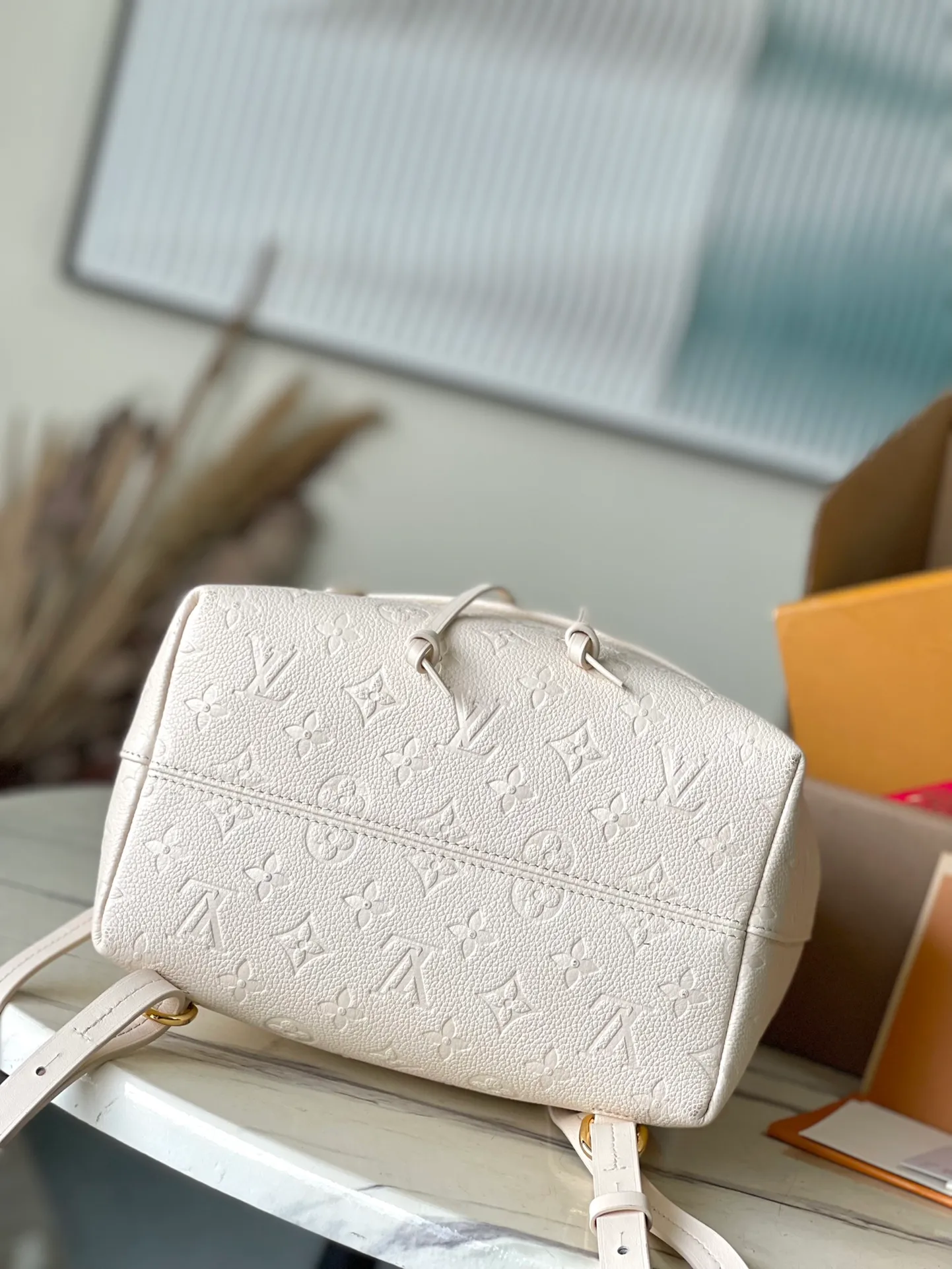 💰1140 (top layer leather) top original order M45397 white. Support counter inspection. Photos taken of duty-free goods are consistent with the product without unpacking. This product is an exclusive duty-free product in the market and is the highest-end product. Inspection is supported. This product has passed strict inspection and is flawless. Please wear gloves when touching the product. This product is not returnable or exchangeable. Please confirm the product first and then remove the label on the handle. This product is temporarily not open to the public, only regular customers, and is in short supply. Dimensions: 27.5 x 33 x 14 cm