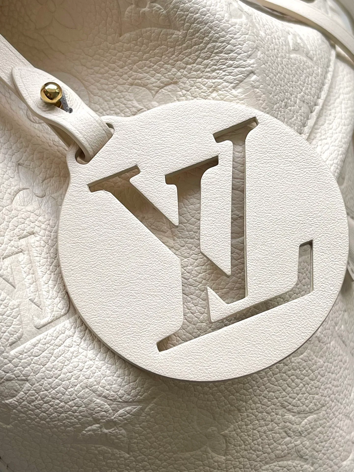 💰1140 (top layer leather) top original order M45397 white. Support counter inspection. Photos taken of duty-free goods are consistent with the product without unpacking. This product is an exclusive duty-free product in the market and is the highest-end product. Inspection is supported. This product has passed strict inspection and is flawless. Please wear gloves when touching the product. This product is not returnable or exchangeable. Please confirm the product first and then remove the label on the handle. This product is temporarily not open to the public, only regular customers, and is in short supply. Dimensions: 27.5 x 33 x 14 cm