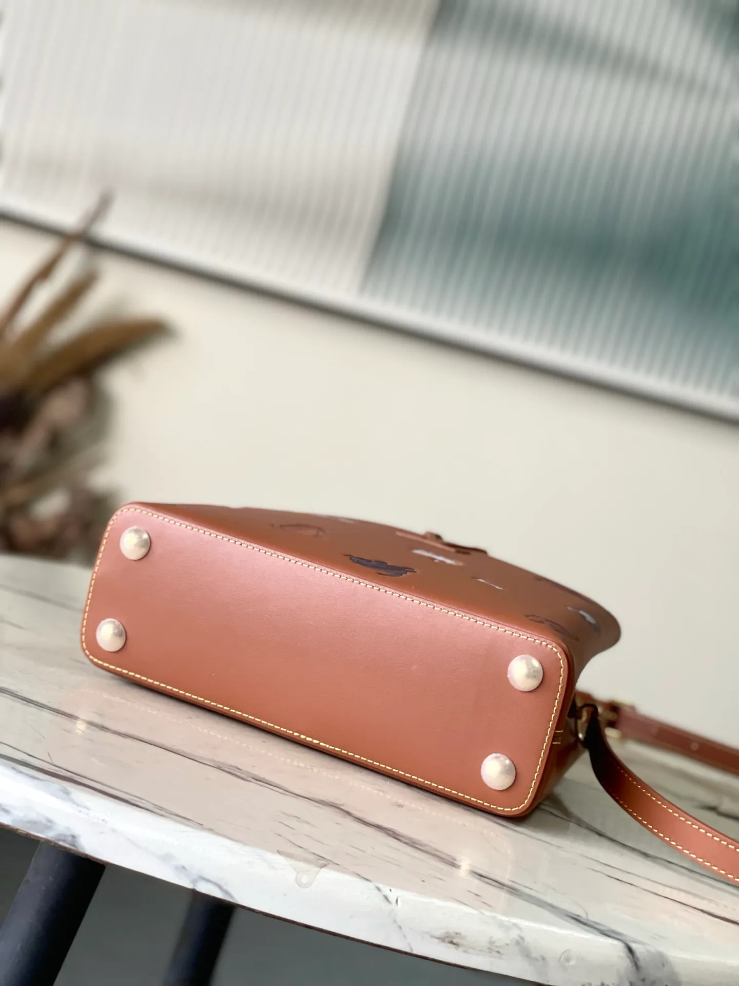 💰2400 "Special Original Leather" M25874 Small LV Travels With series renders the Capucines BB handbag in classic colors, adding smart details with cat illustrations hand-drawn by fashion icon and artist Grace Coddington. This replica is derived from the first collaboration in 2019 and features a cowhide body with LV letters. The flip cover can be folded in or out, and the detachable long shoulder strap allows for a variety of carrying methods. 27x17.3x9cm