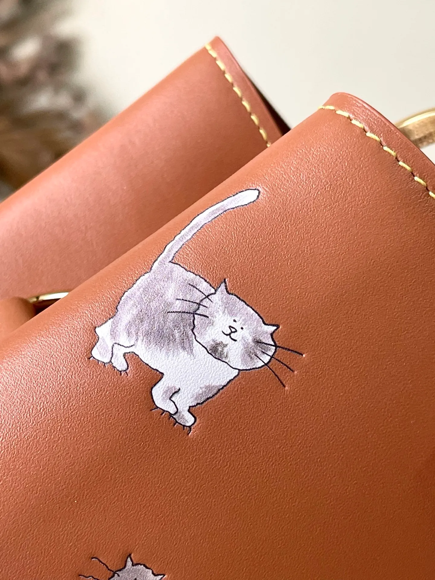 💰2400 "Special Original Leather" M25874 Small LV Travels With series renders the Capucines BB handbag in classic colors, adding smart details with cat illustrations hand-drawn by fashion icon and artist Grace Coddington. This replica is derived from the first collaboration in 2019 and features a cowhide body with LV letters. The flip cover can be folded in or out, and the detachable long shoulder strap allows for a variety of carrying methods. 27x17.3x9cm