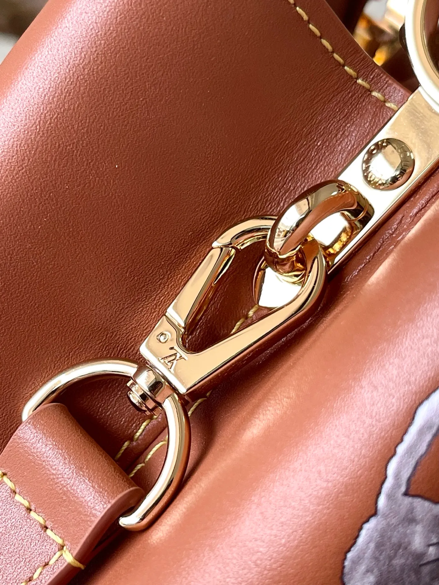 💰2400 "Special Original Leather" M25874 Small LV Travels With series renders the Capucines BB handbag in classic colors, adding smart details with cat illustrations hand-drawn by fashion icon and artist Grace Coddington. This replica is derived from the first collaboration in 2019 and features a cowhide body with LV letters. The flip cover can be folded in or out, and the detachable long shoulder strap allows for a variety of carrying methods. 27x17.3x9cm