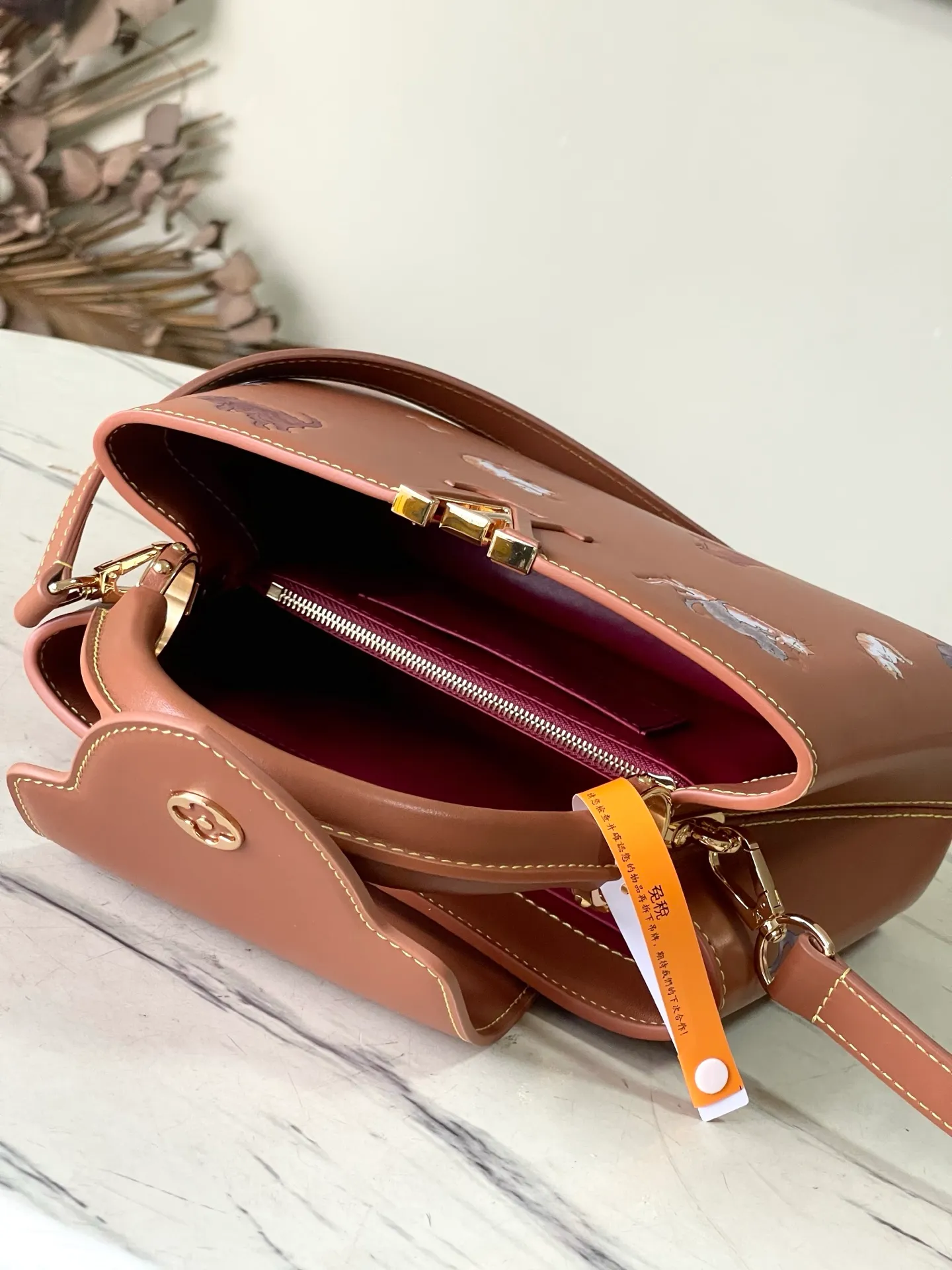 💰2400 "Special Original Leather" M25874 Small LV Travels With series renders the Capucines BB handbag in classic colors, adding smart details with cat illustrations hand-drawn by fashion icon and artist Grace Coddington. This replica is derived from the first collaboration in 2019 and features a cowhide body with LV letters. The flip cover can be folded in or out, and the detachable long shoulder strap allows for a variety of carrying methods. 27x17.3x9cm