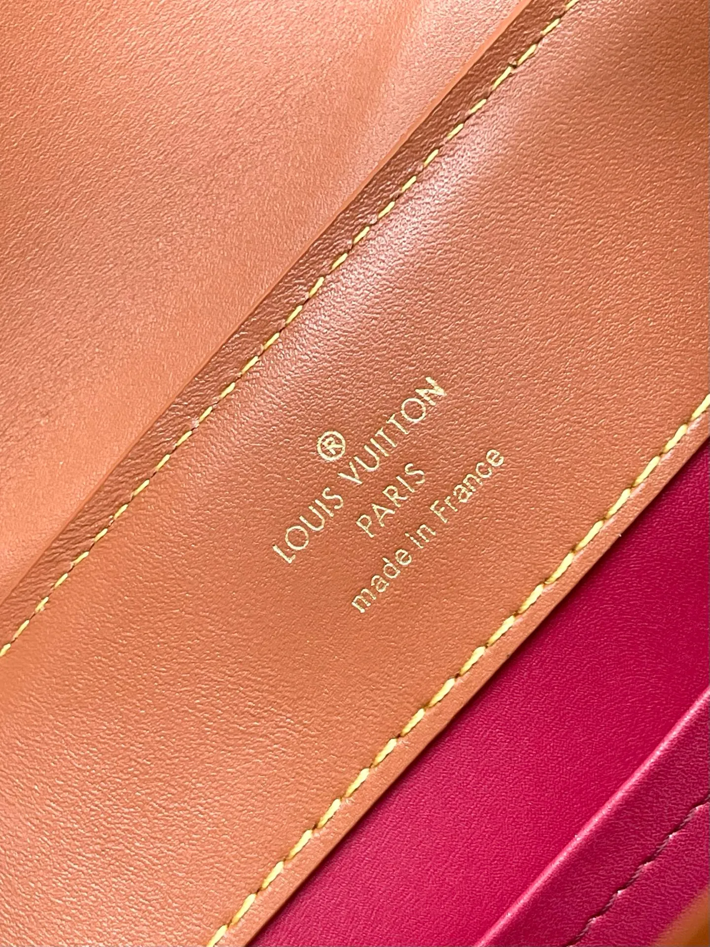💰2400 "Special Original Leather" M25874 Small LV Travels With series renders the Capucines BB handbag in classic colors, adding smart details with cat illustrations hand-drawn by fashion icon and artist Grace Coddington. This replica is derived from the first collaboration in 2019 and features a cowhide body with LV letters. The flip cover can be folded in or out, and the detachable long shoulder strap allows for a variety of carrying methods. 27x17.3x9cm