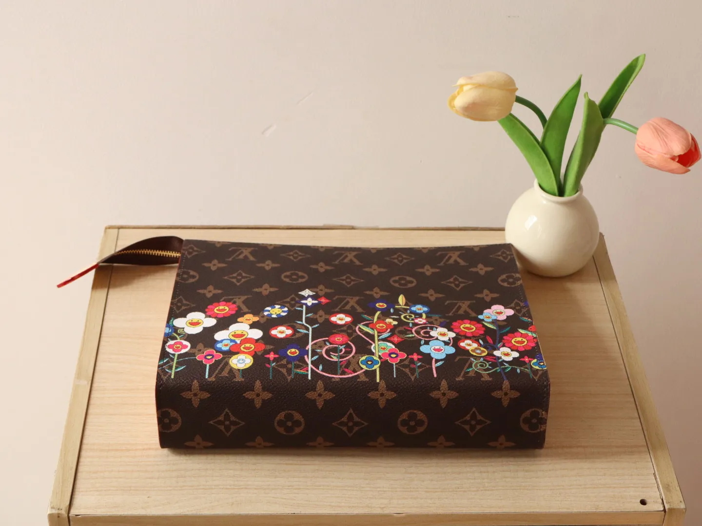 Exclusive real shot of M14180! 🌟P420 This toilet bag is from the Louis Vuitton x Takashi Murakami cross-border collaboration series. It depicts smart Monogram flowers on Monogram coated canvas, interpreting the "super flat" style of Japanese artist Takashi Murakami with interesting brushstrokes. Dazzling zipper closure and interior patch pockets provide secure storage, and the washable lining adds functionality. Size: 25×20×5.5cm