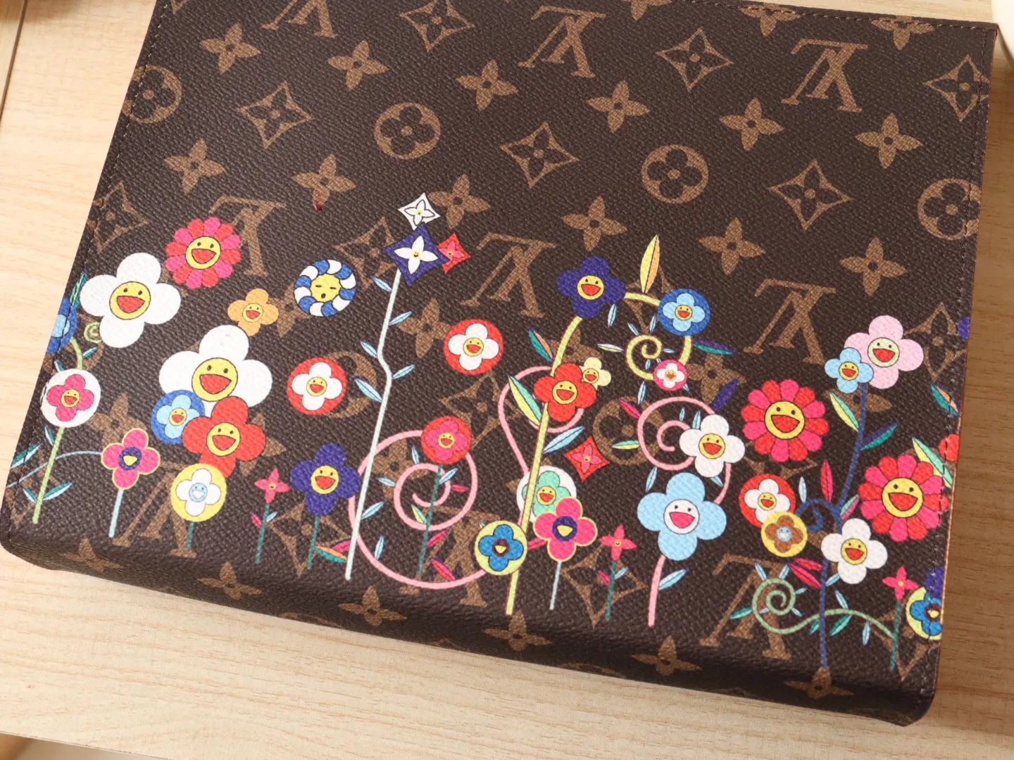Exclusive real shot of M14180! 🌟P420 This toilet bag is from the Louis Vuitton x Takashi Murakami cross-border collaboration series. It depicts smart Monogram flowers on Monogram coated canvas, interpreting the "super flat" style of Japanese artist Takashi Murakami with interesting brushstrokes. Dazzling zipper closure and interior patch pockets provide secure storage, and the washable lining adds functionality. Size: 25×20×5.5cm