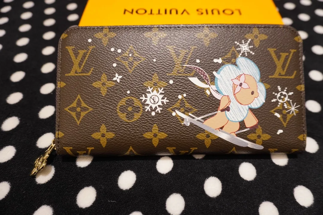 P160💰 60017, 80857, 12223 This LV Charms card holder is from the SnowShow series, incorporating smooth leather trim and festive patterns into the iconic Monogram canvas. The brand mascot Vivienne’s pet dog Petula lives in a corner, and Vivienne decorations and LV flowers complete the exquisite design. Dimensions 19x12x2