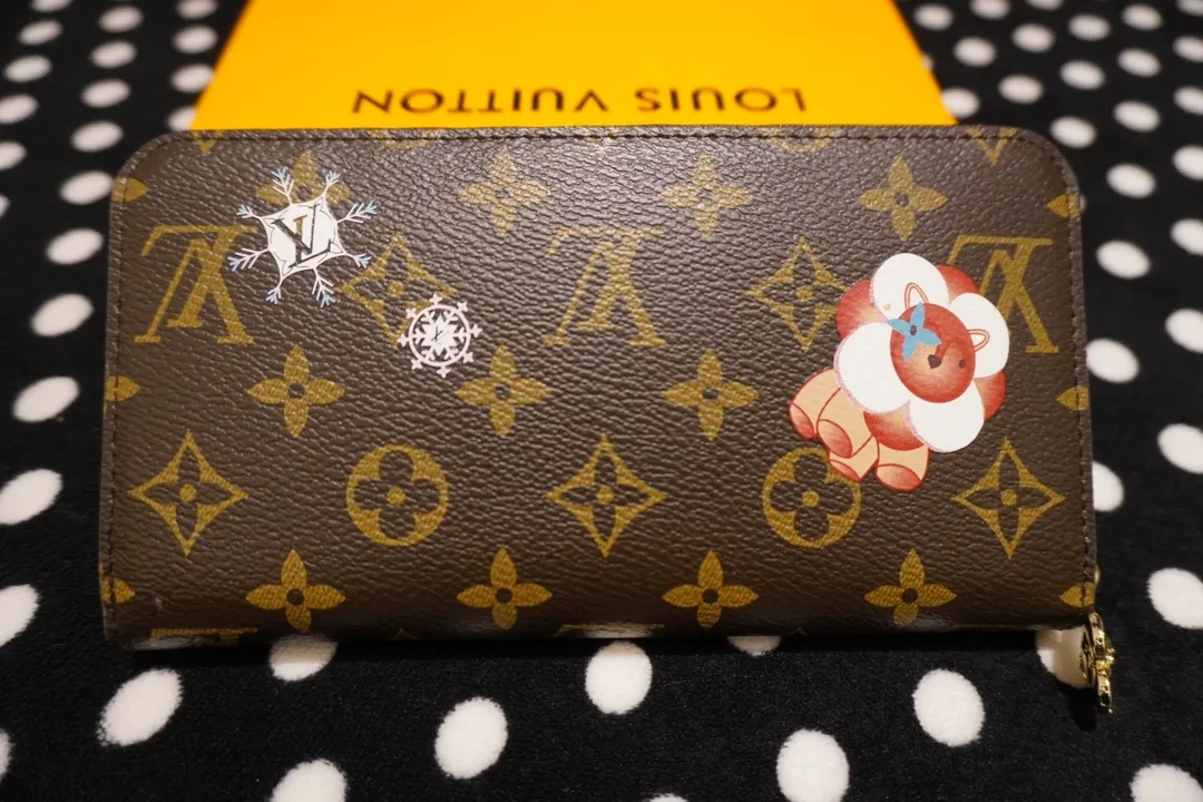 P160💰 60017, 80857, 12223 This LV Charms card holder is from the SnowShow series, incorporating smooth leather trim and festive patterns into the iconic Monogram canvas. The brand mascot Vivienne’s pet dog Petula lives in a corner, and Vivienne decorations and LV flowers complete the exquisite design. Dimensions 19x12x2