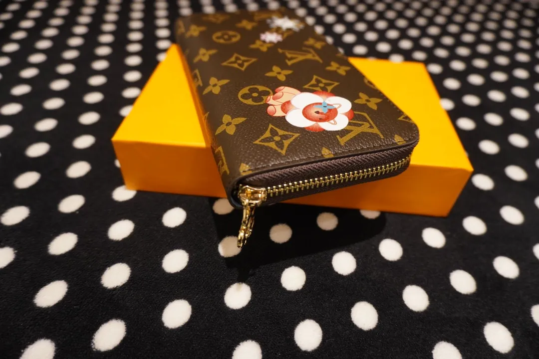 P160💰 60017, 80857, 12223 This LV Charms card holder is from the SnowShow series, incorporating smooth leather trim and festive patterns into the iconic Monogram canvas. The brand mascot Vivienne’s pet dog Petula lives in a corner, and Vivienne decorations and LV flowers complete the exquisite design. Dimensions 19x12x2