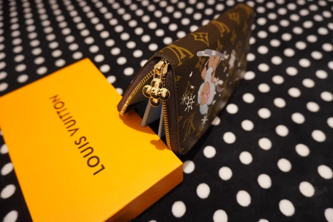 P160💰 60017, 80857, 12223 This LV Charms card holder is from the SnowShow series, incorporating smooth leather trim and festive patterns into the iconic Monogram canvas. The brand mascot Vivienne’s pet dog Petula lives in a corner, and Vivienne decorations and LV flowers complete the exquisite design. Dimensions 19x12x2