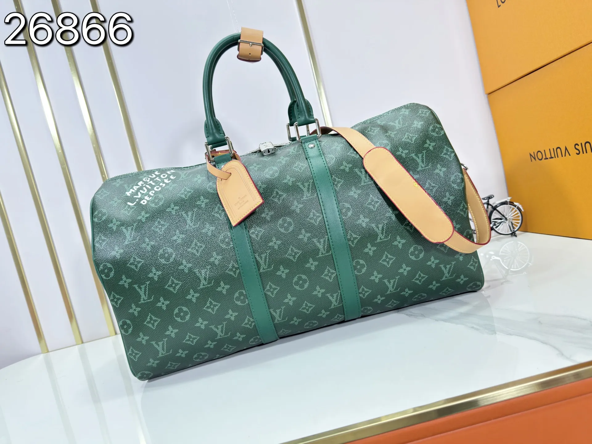 P340 Upgraded original M26864 M26865 M26866 This Keepall Bandoulière 50 travel bag is made of Monogram Heritage canvas dip-dyed in colorful colors, with cowhide trim, leather shoulder straps, removable leather nameplate and cotton lining. The Marque L.Vuitton Déposée logo pays homage to Louis Vuitton’s rich heritage.  29 x 23 x 50 cm (H x W x L) Monogram Heritage coated canvas Cow leather trim Textile lining Metal hardware Carry-on baggage dimensions Double zip closure Padlock Removable name tag Internal zip pocket Handles: Double handles