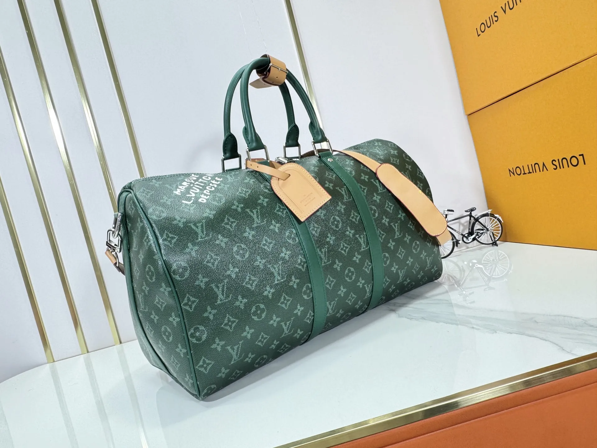 P340 Upgraded original M26864 M26865 M26866 This Keepall Bandoulière 50 travel bag is made of Monogram Heritage canvas dip-dyed in colorful colors, with cowhide trim, leather shoulder straps, removable leather nameplate and cotton lining. The Marque L.Vuitton Déposée logo pays homage to Louis Vuitton’s rich heritage.  29 x 23 x 50 cm (H x W x L) Monogram Heritage coated canvas Cow leather trim Textile lining Metal hardware Carry-on baggage dimensions Double zip closure Padlock Removable name tag Internal zip pocket Handles: Double handles