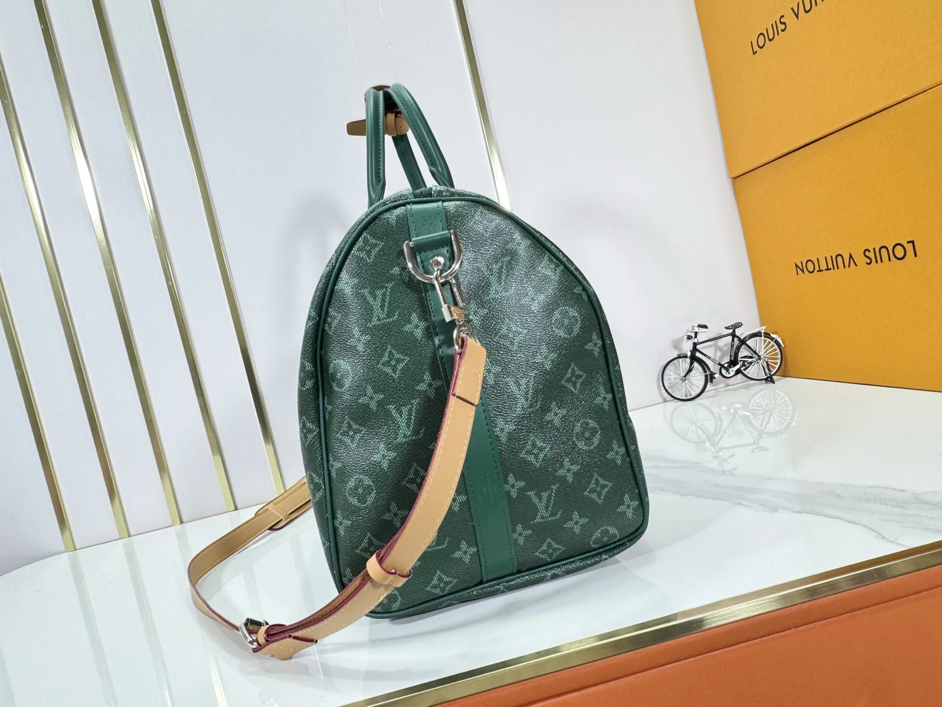 P340 Upgraded original M26864 M26865 M26866 This Keepall Bandoulière 50 travel bag is made of Monogram Heritage canvas dip-dyed in colorful colors, with cowhide trim, leather shoulder straps, removable leather nameplate and cotton lining. The Marque L.Vuitton Déposée logo pays homage to Louis Vuitton’s rich heritage.  29 x 23 x 50 cm (H x W x L) Monogram Heritage coated canvas Cow leather trim Textile lining Metal hardware Carry-on baggage dimensions Double zip closure Padlock Removable name tag Internal zip pocket Handles: Double handles