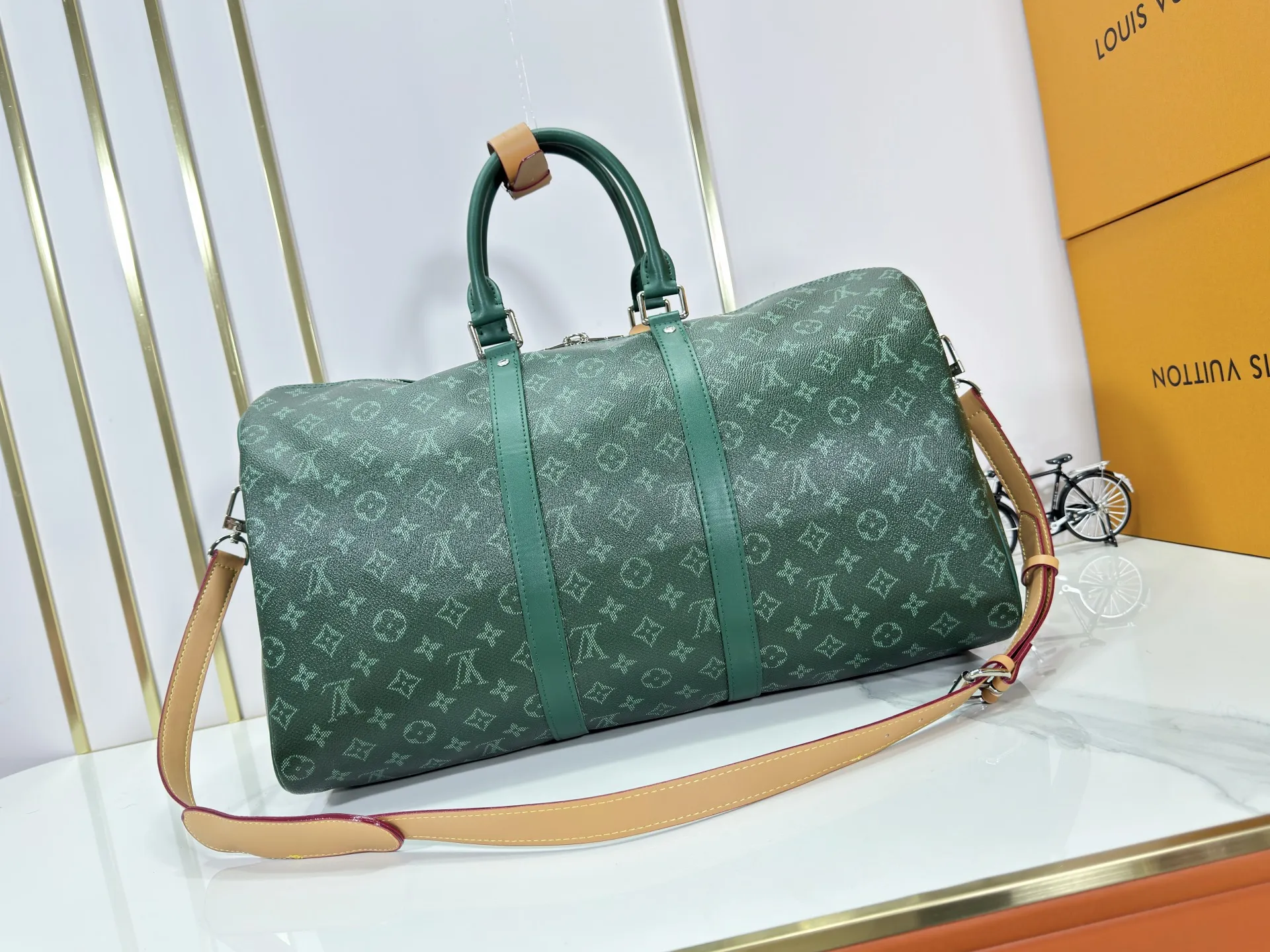 P340 Upgraded original M26864 M26865 M26866 This Keepall Bandoulière 50 travel bag is made of Monogram Heritage canvas dip-dyed in colorful colors, with cowhide trim, leather shoulder straps, removable leather nameplate and cotton lining. The Marque L.Vuitton Déposée logo pays homage to Louis Vuitton’s rich heritage.  29 x 23 x 50 cm (H x W x L) Monogram Heritage coated canvas Cow leather trim Textile lining Metal hardware Carry-on baggage dimensions Double zip closure Padlock Removable name tag Internal zip pocket Handles: Double handles