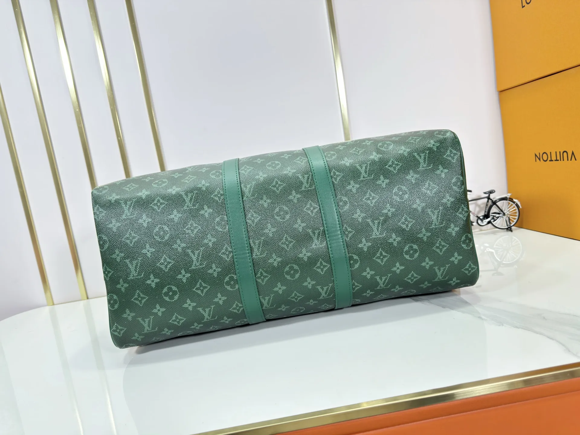 P340 Upgraded original M26864 M26865 M26866 This Keepall Bandoulière 50 travel bag is made of Monogram Heritage canvas dip-dyed in colorful colors, with cowhide trim, leather shoulder straps, removable leather nameplate and cotton lining. The Marque L.Vuitton Déposée logo pays homage to Louis Vuitton’s rich heritage.  29 x 23 x 50 cm (H x W x L) Monogram Heritage coated canvas Cow leather trim Textile lining Metal hardware Carry-on baggage dimensions Double zip closure Padlock Removable name tag Internal zip pocket Handles: Double handles