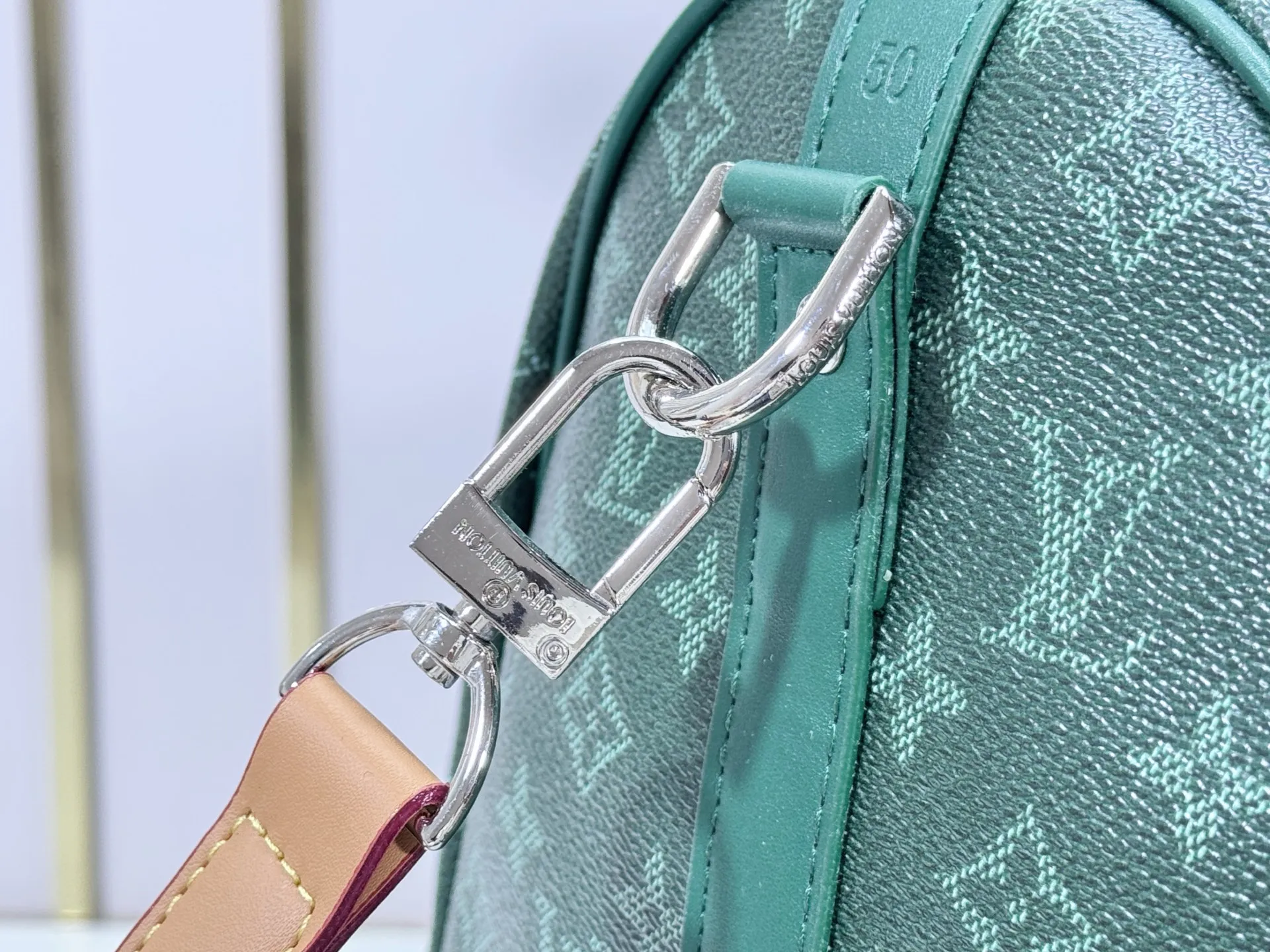 P340 Upgraded original M26864 M26865 M26866 This Keepall Bandoulière 50 travel bag is made of Monogram Heritage canvas dip-dyed in colorful colors, with cowhide trim, leather shoulder straps, removable leather nameplate and cotton lining. The Marque L.Vuitton Déposée logo pays homage to Louis Vuitton’s rich heritage.  29 x 23 x 50 cm (H x W x L) Monogram Heritage coated canvas Cow leather trim Textile lining Metal hardware Carry-on baggage dimensions Double zip closure Padlock Removable name tag Internal zip pocket Handles: Double handles