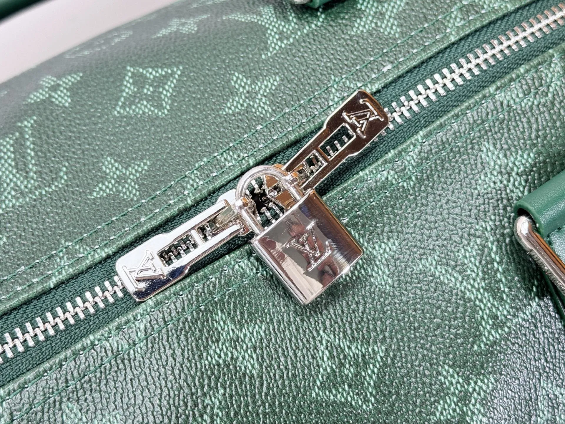P340 Upgraded original M26864 M26865 M26866 This Keepall Bandoulière 50 travel bag is made of Monogram Heritage canvas dip-dyed in colorful colors, with cowhide trim, leather shoulder straps, removable leather nameplate and cotton lining. The Marque L.Vuitton Déposée logo pays homage to Louis Vuitton’s rich heritage.  29 x 23 x 50 cm (H x W x L) Monogram Heritage coated canvas Cow leather trim Textile lining Metal hardware Carry-on baggage dimensions Double zip closure Padlock Removable name tag Internal zip pocket Handles: Double handles