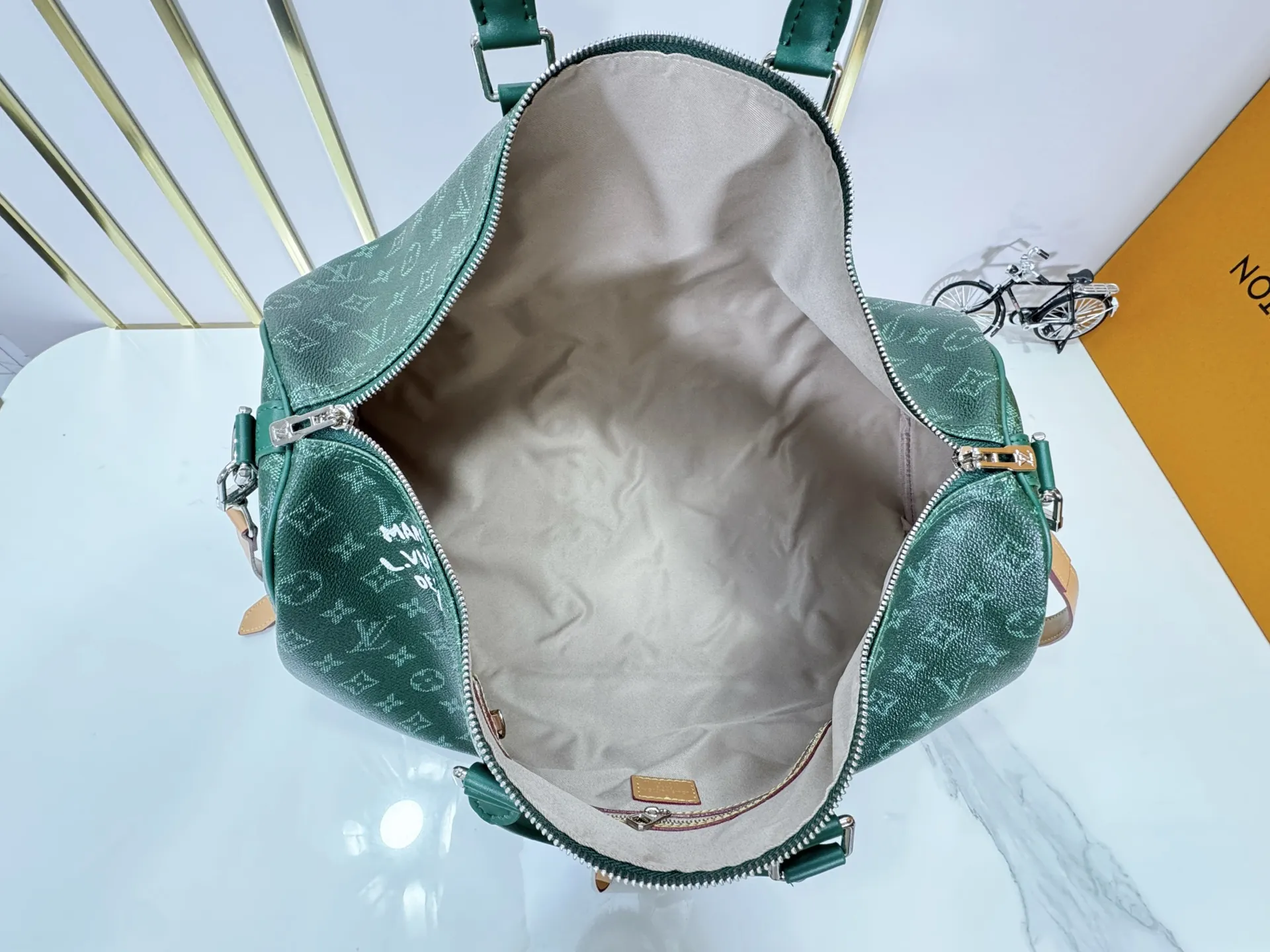P340 Upgraded original M26864 M26865 M26866 This Keepall Bandoulière 50 travel bag is made of Monogram Heritage canvas dip-dyed in colorful colors, with cowhide trim, leather shoulder straps, removable leather nameplate and cotton lining. The Marque L.Vuitton Déposée logo pays homage to Louis Vuitton’s rich heritage.  29 x 23 x 50 cm (H x W x L) Monogram Heritage coated canvas Cow leather trim Textile lining Metal hardware Carry-on baggage dimensions Double zip closure Padlock Removable name tag Internal zip pocket Handles: Double handles