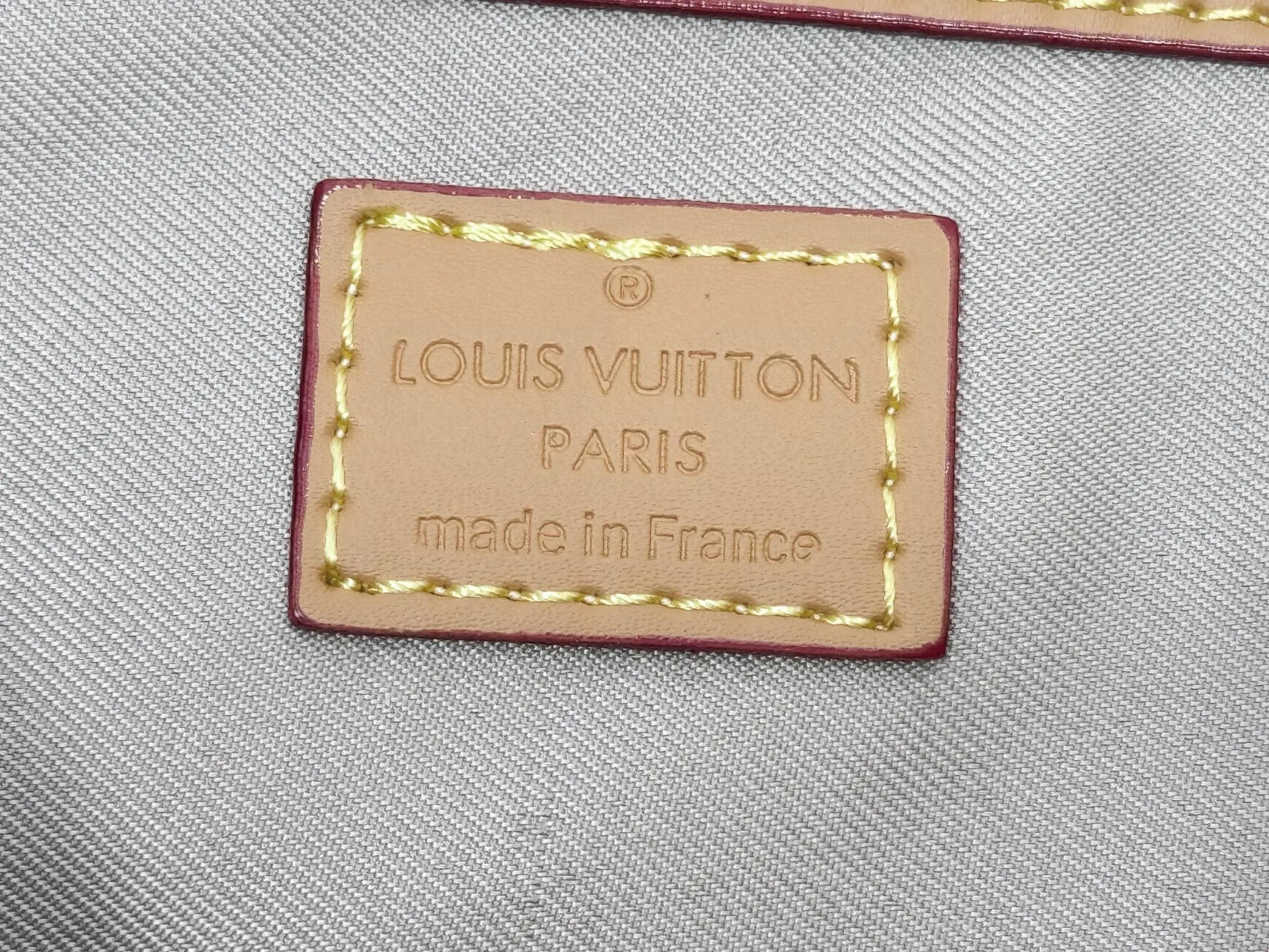 P340 Upgraded original M26864 M26865 M26866 This Keepall Bandoulière 50 travel bag is made of Monogram Heritage canvas dip-dyed in colorful colors, with cowhide trim, leather shoulder straps, removable leather nameplate and cotton lining. The Marque L.Vuitton Déposée logo pays homage to Louis Vuitton’s rich heritage.  29 x 23 x 50 cm (H x W x L) Monogram Heritage coated canvas Cow leather trim Textile lining Metal hardware Carry-on baggage dimensions Double zip closure Padlock Removable name tag Internal zip pocket Handles: Double handles